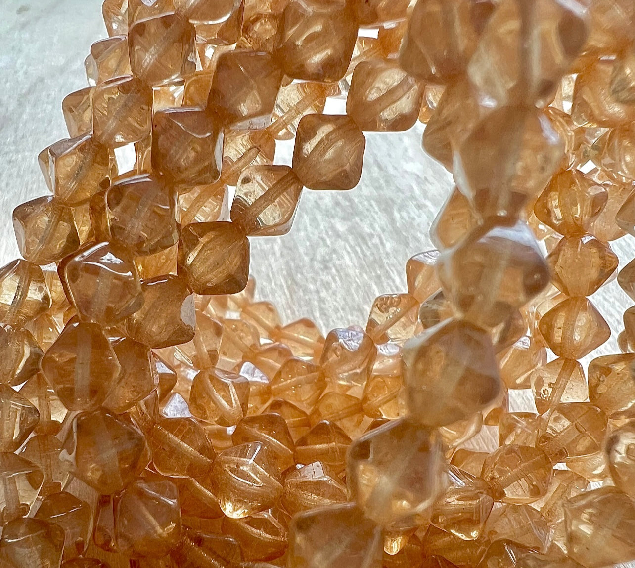 Persikofärgade Tjeckiska Glaspärlor – Mjuka & Eleganta Pärlor för Smyckestillverkning