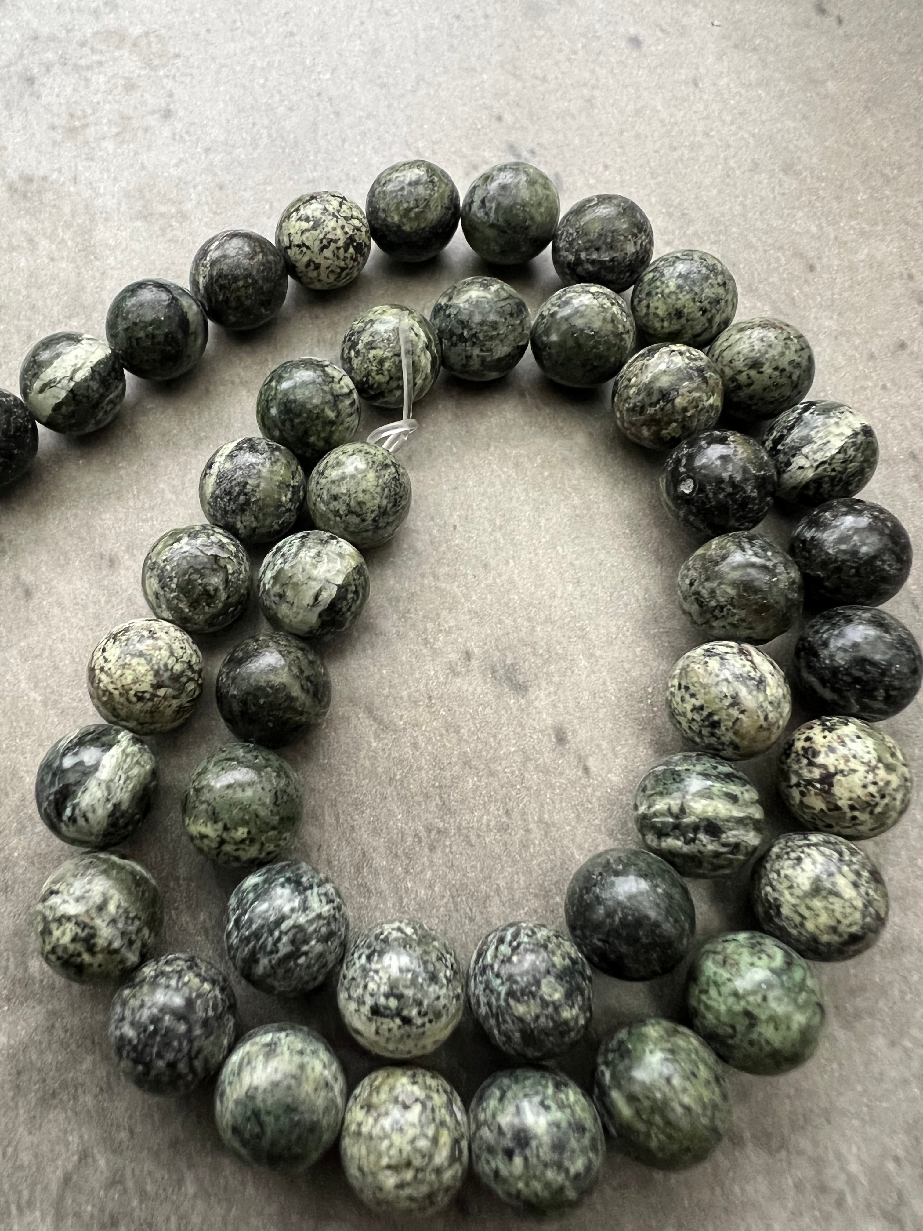 Kambaba Jaspis – Unika Naturstenpärlor i Jordnära Gröna och Svarta Toner