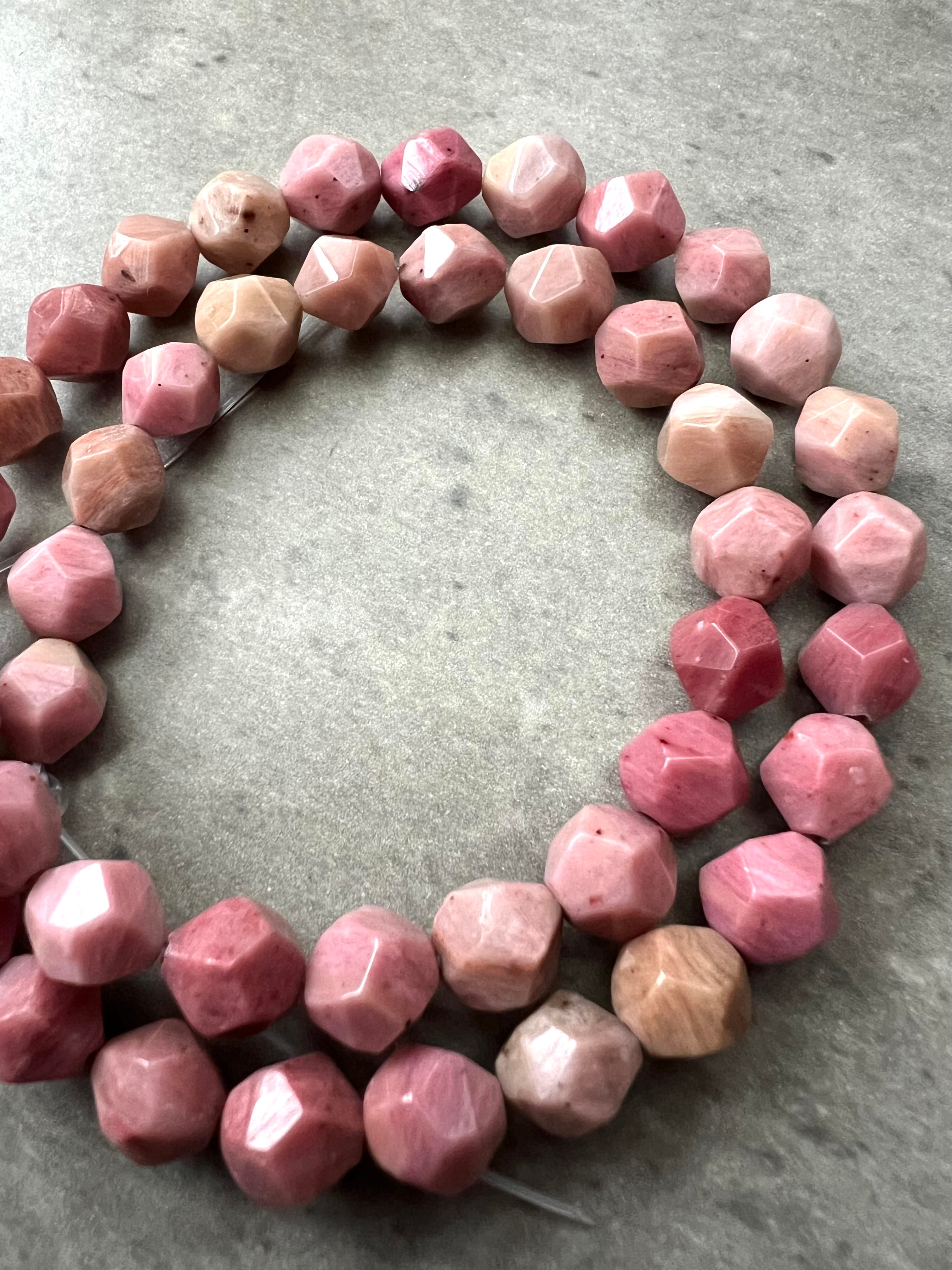 Rosa Rodonit – Exklusiva Stenpärlor i Mjuka Rosatoner