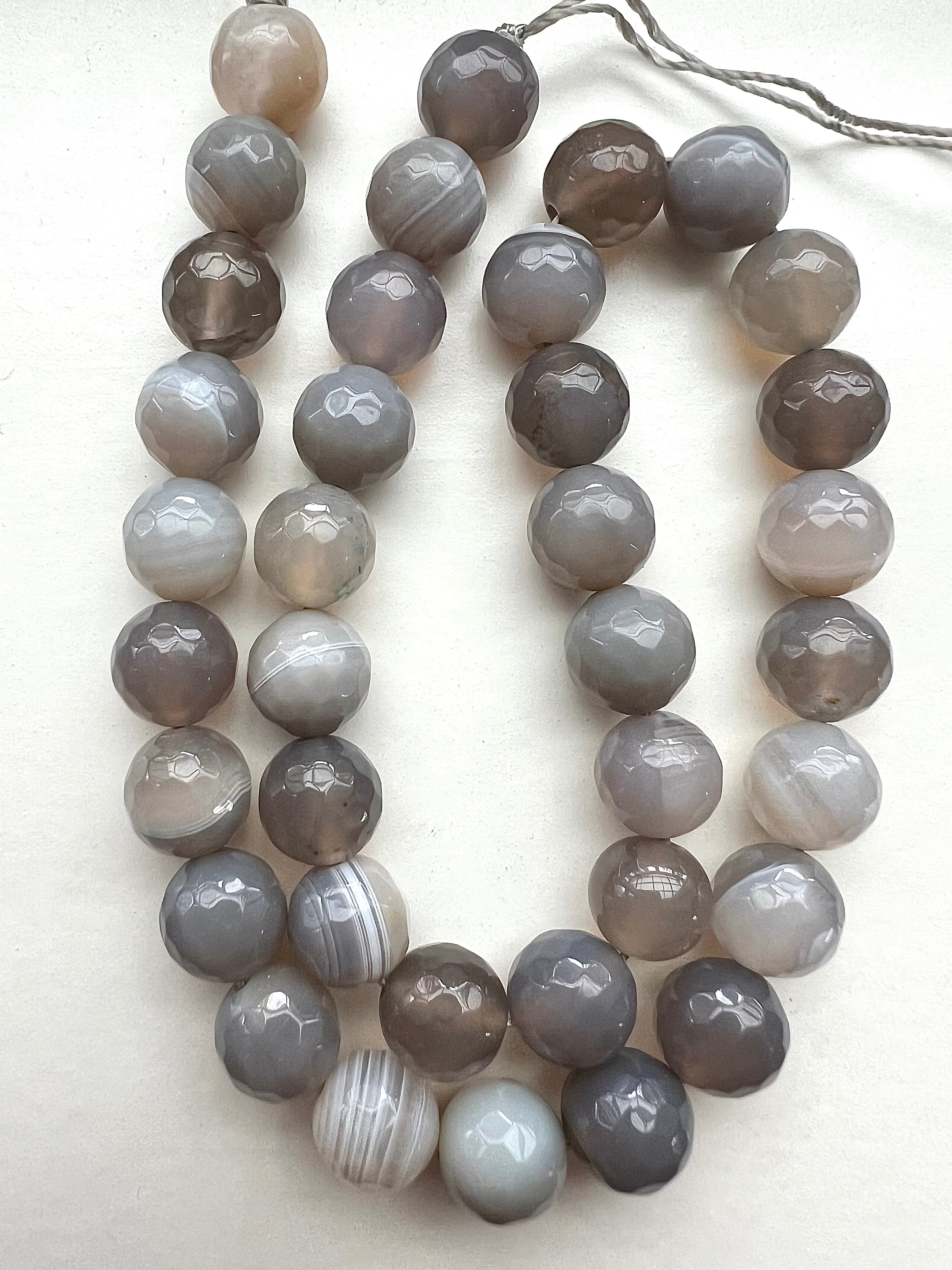 Grå Agat – Exklusiva Stenpärlor för Stabilitet, Lugn & Skydd