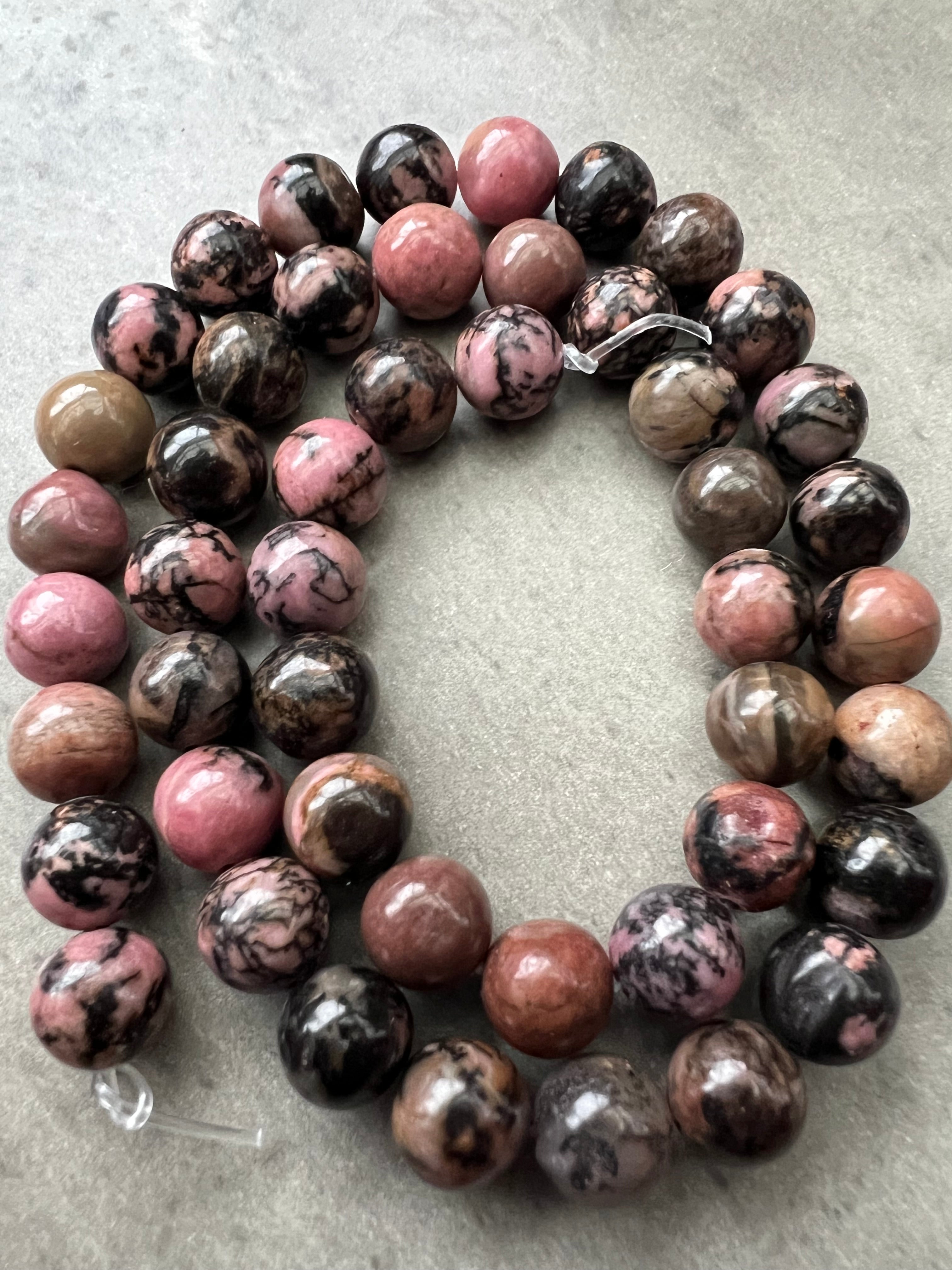 Rodonitpärlor – Rosa Natursten med Svarta Ådringar för Smyckestillverkning