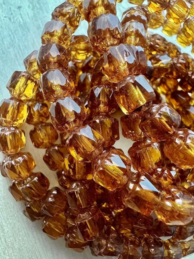 Bärnstensfärgade Tjeckiska Glaspärlor – Eleganta Pärlor