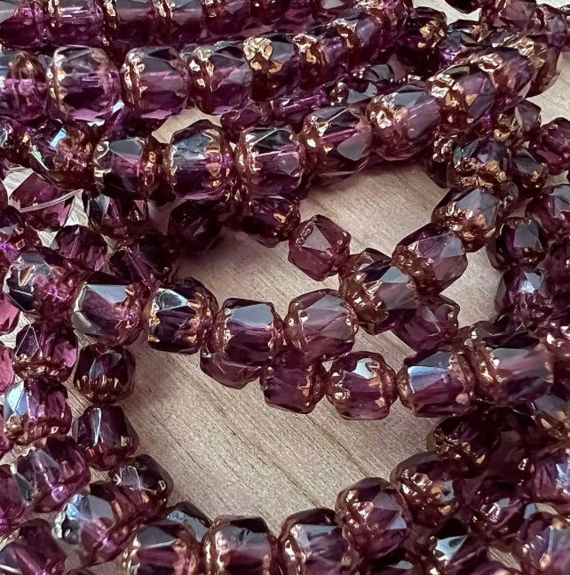 Lila Tjeckiska Glaspärlor med Guldkanter för Eleganta Smycken