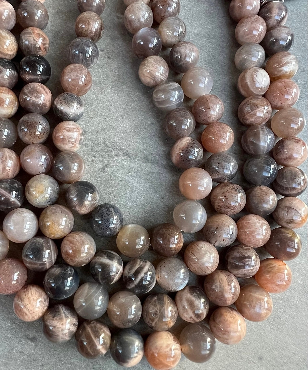 Mörk Månsten – Exklusiva Stenpärlor för Smyckestillverkning