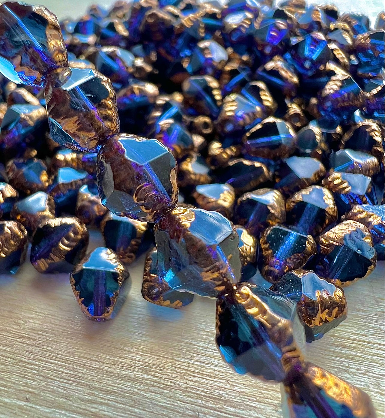 Blåa Glaspärlor med Räfflade Kanter – Dekorativa Pärlor för Smycken & DIY