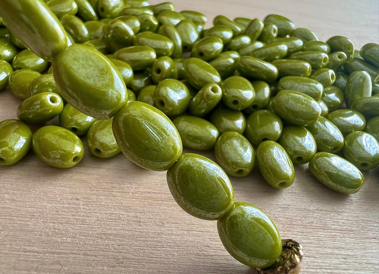 Ljusgröna Tjeckiska Glaspärlor med Skimmer – Eleganta & Fräscha Pärlor för Smyckestillverkning