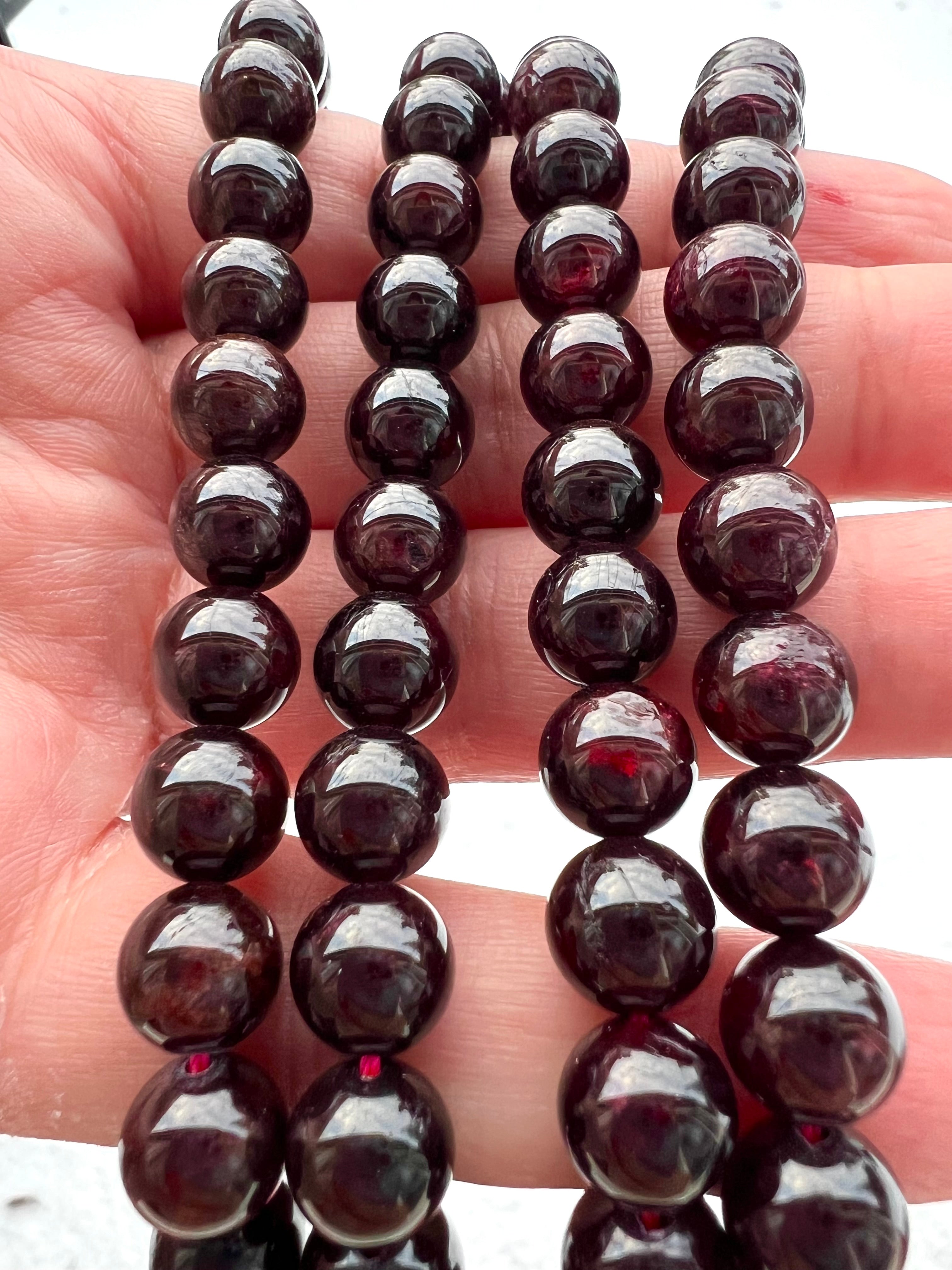 Vinröda granatpärlor – Djup elegans & tidlös styrka