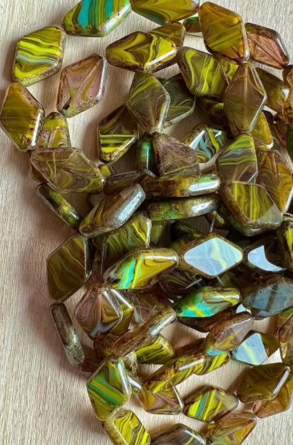 Lyxiga Gröna Rombformade Tjeckiska Glaspärlor