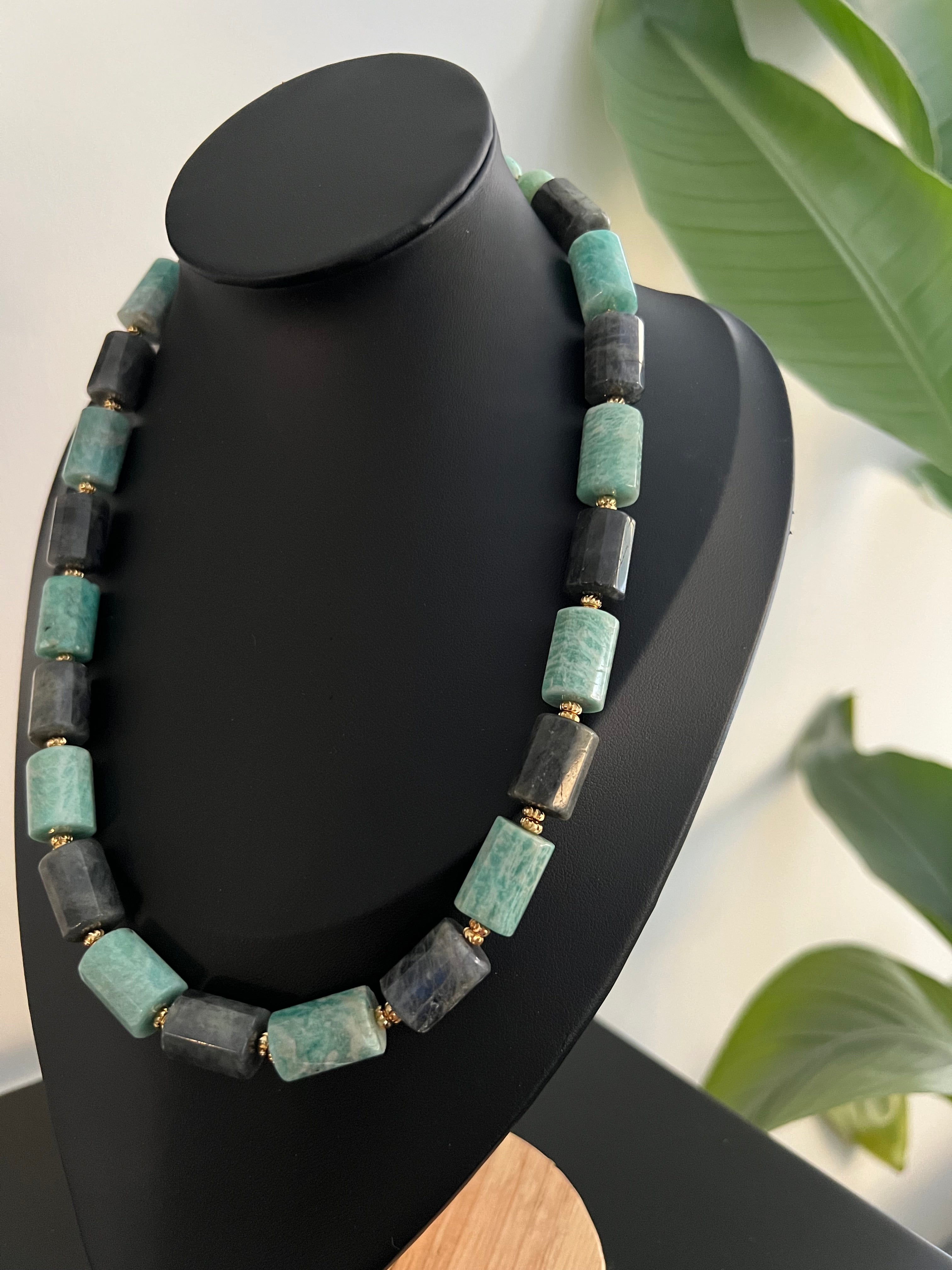 Amazonit & Labradorit Halsband – Naturlig Elegans med Djup och Lyster