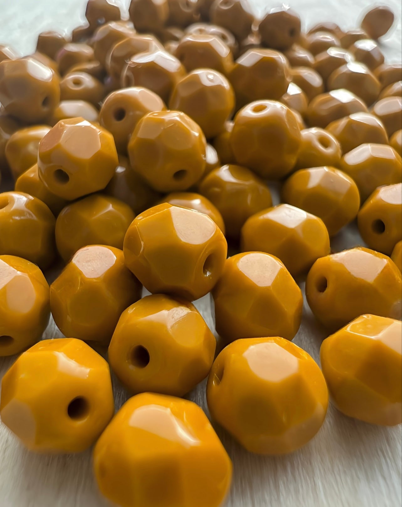 Senapsfärgade Tjeckiska Glaspärlor – Färgstarka Pärlor för Smycken & DIY