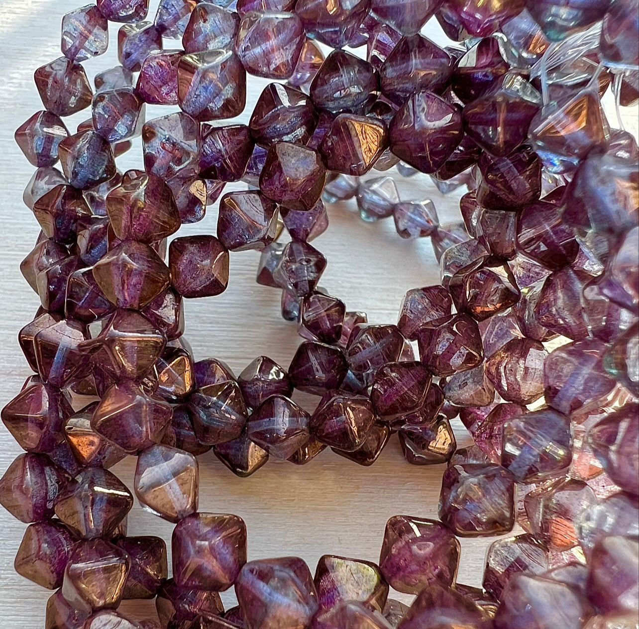 Lila Tjeckiska Glaspärlor – Färgstarka & Eleganta Pärlor för Kreativ Smyckestillverkning