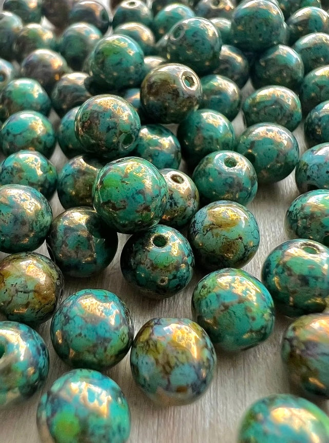 Guldgröna Tjeckiska Glaspärlor – Lyx och Elegans i Varje Pärla