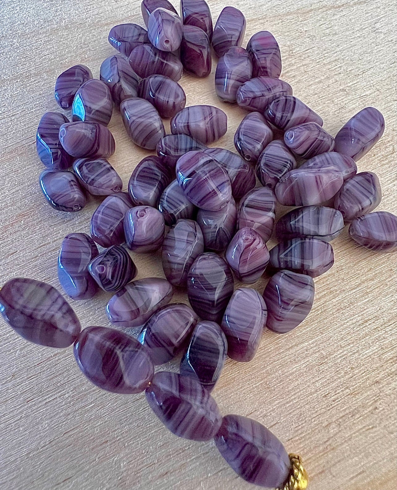 Lilarandiga Tjeckiska Glaspärlor – Färgglada Pärlor för Smycken & DIY