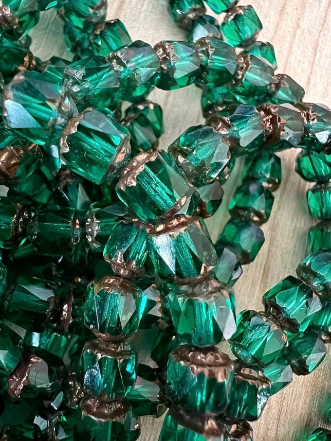 Gröna Tjeckiska Glaspärlor med Guldkanter för Eleganta Smycken