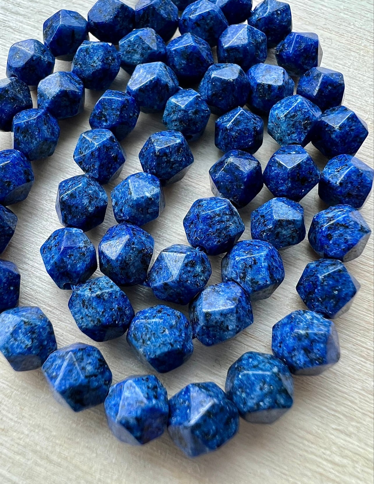 Lapis Lazulipärlor – Djupblå Halvädelstenspärlor för Smycken & DIY