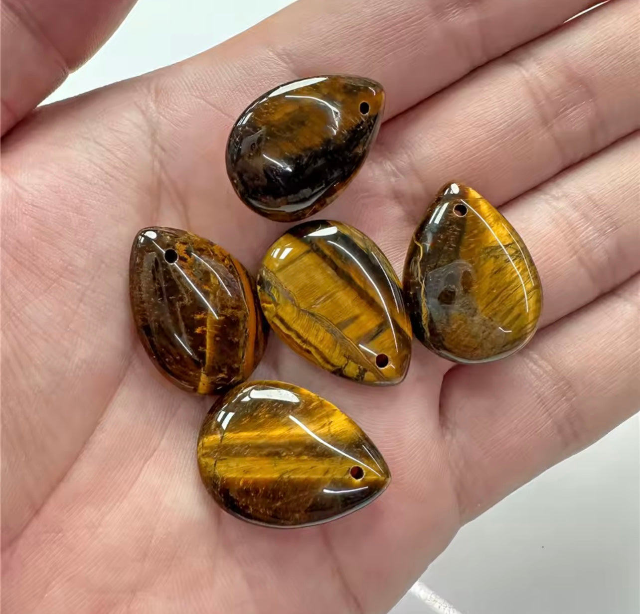 Tigeröga, Hänge – Kraftfull Glans & Naturlig Karaktär