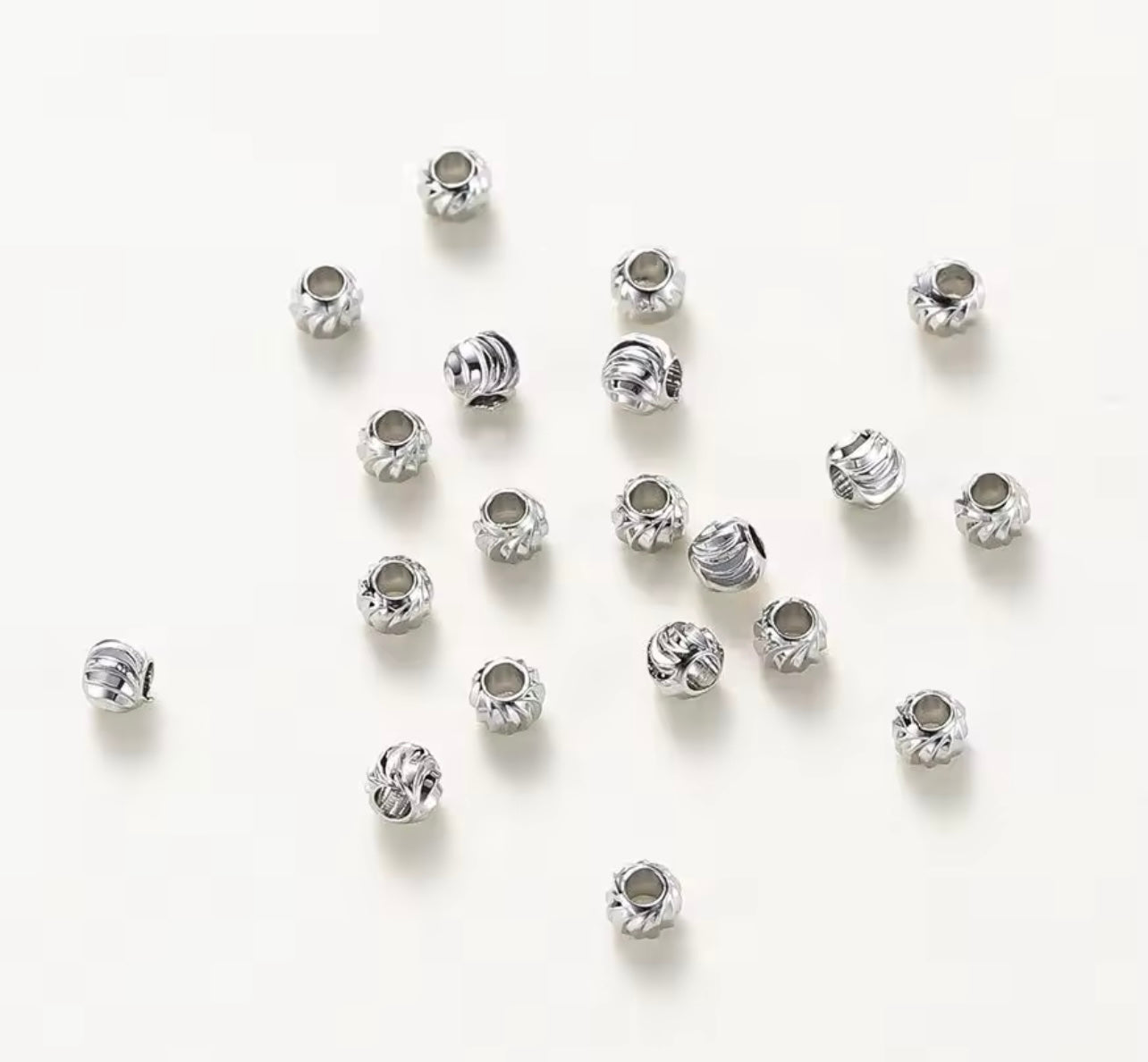 Runda Räfflade Silverpärlor 4 mm, 50 st (Akryl) – Stilfull struktur och glänsande elegans