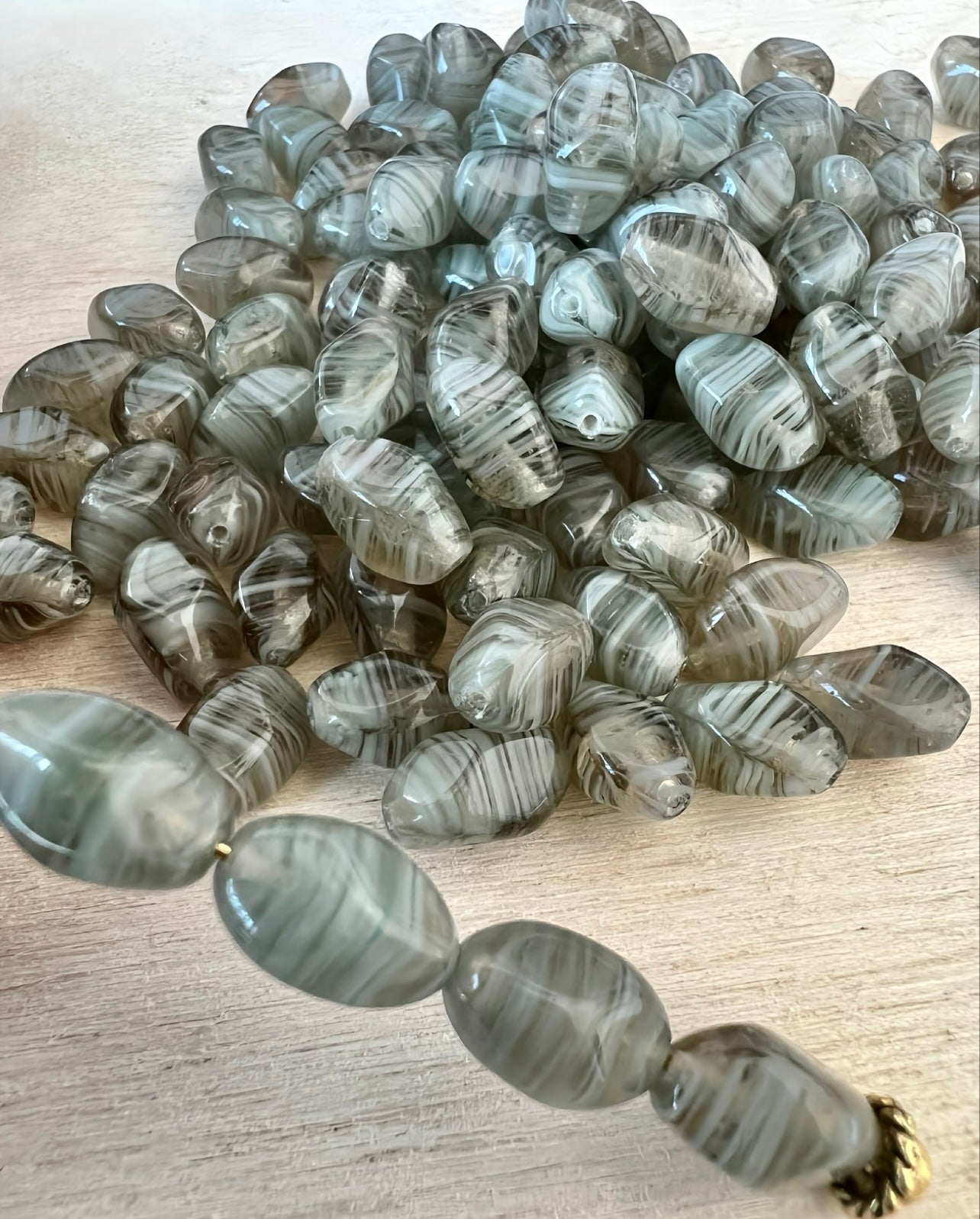 Grårandiga Tjeckiska Glaspärlor – Stilfulla Pärlor för Smycken & DIY