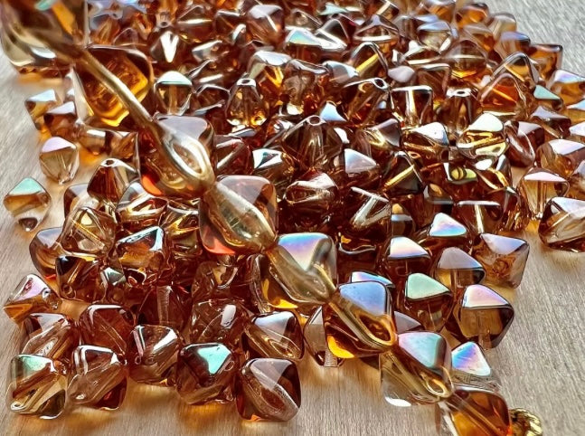Skimrande Bärnstensfärgade Tjeckiska Glaspärlor – Ljus och Elegans i Varje Pärla