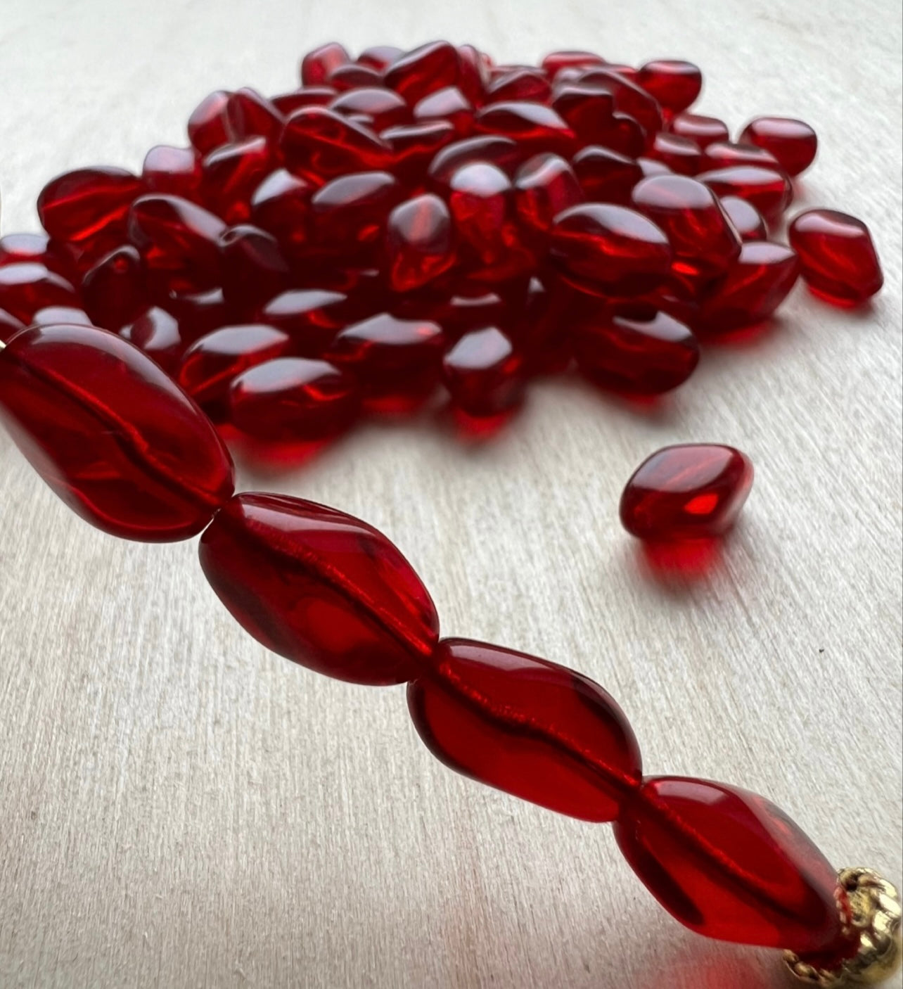 Röda Tjeckiska Glaspärlor – Klara & Färgstarka Pärlor för Smyckestillverkning