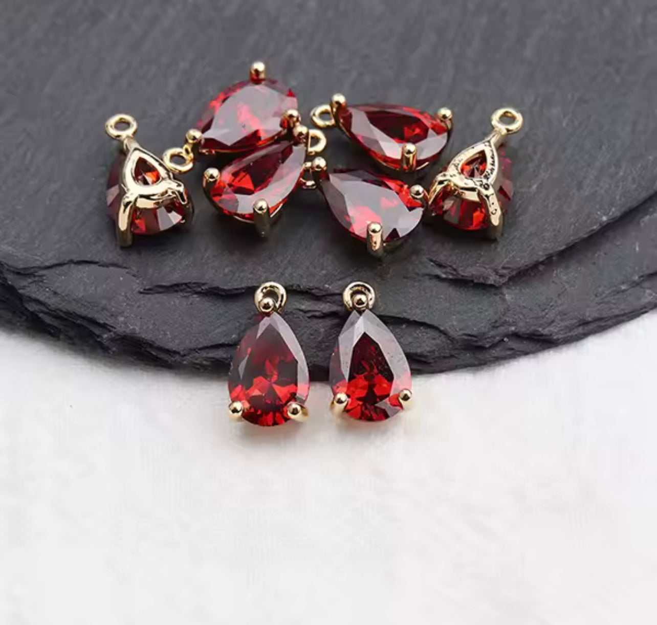 Droppformad Berlock i 18K Guld – Klar Briljans & Sofistikerad Form