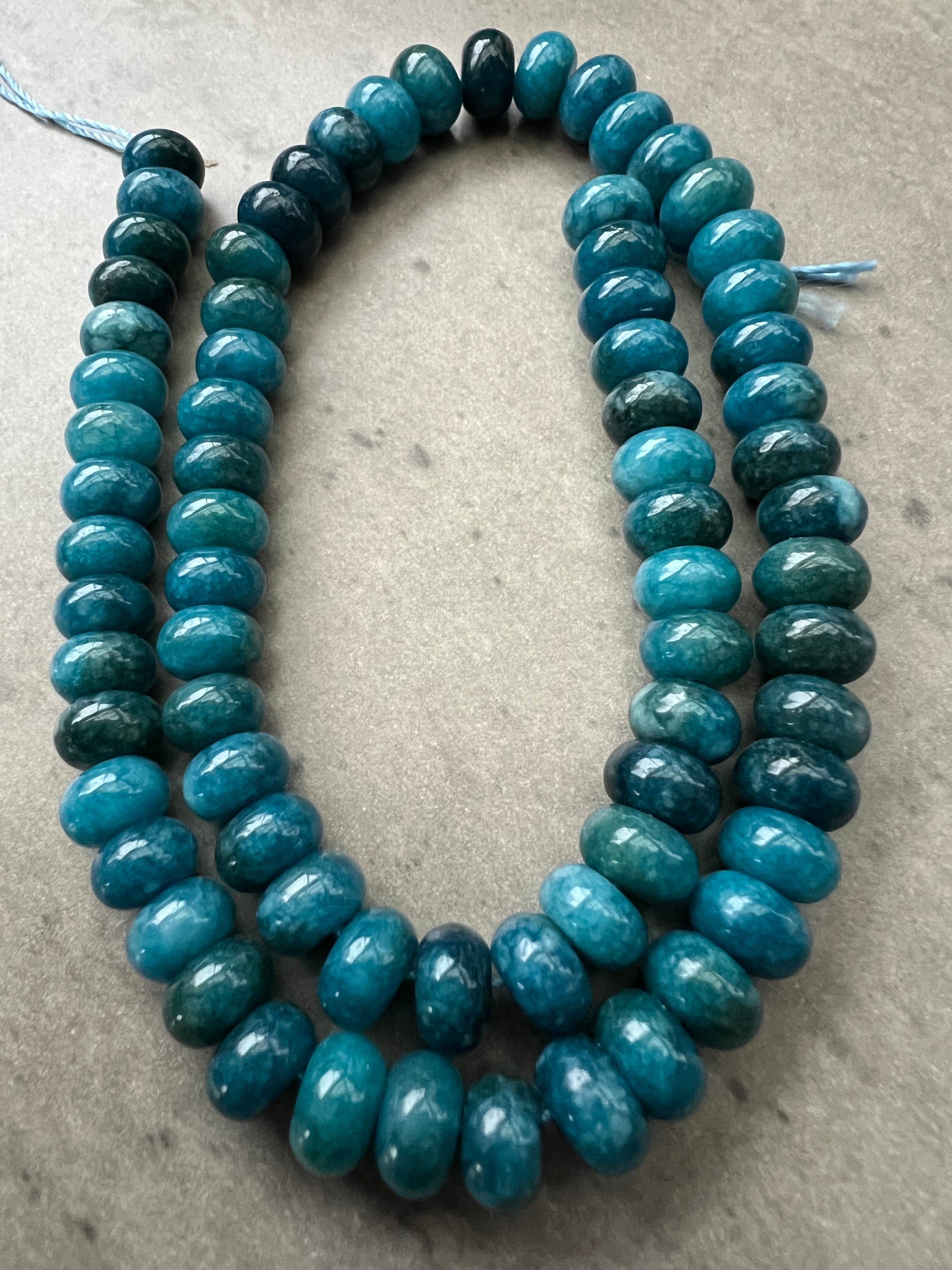 Apatitpärlor – Strålande Blå Naturstenar för Eleganta Smycken