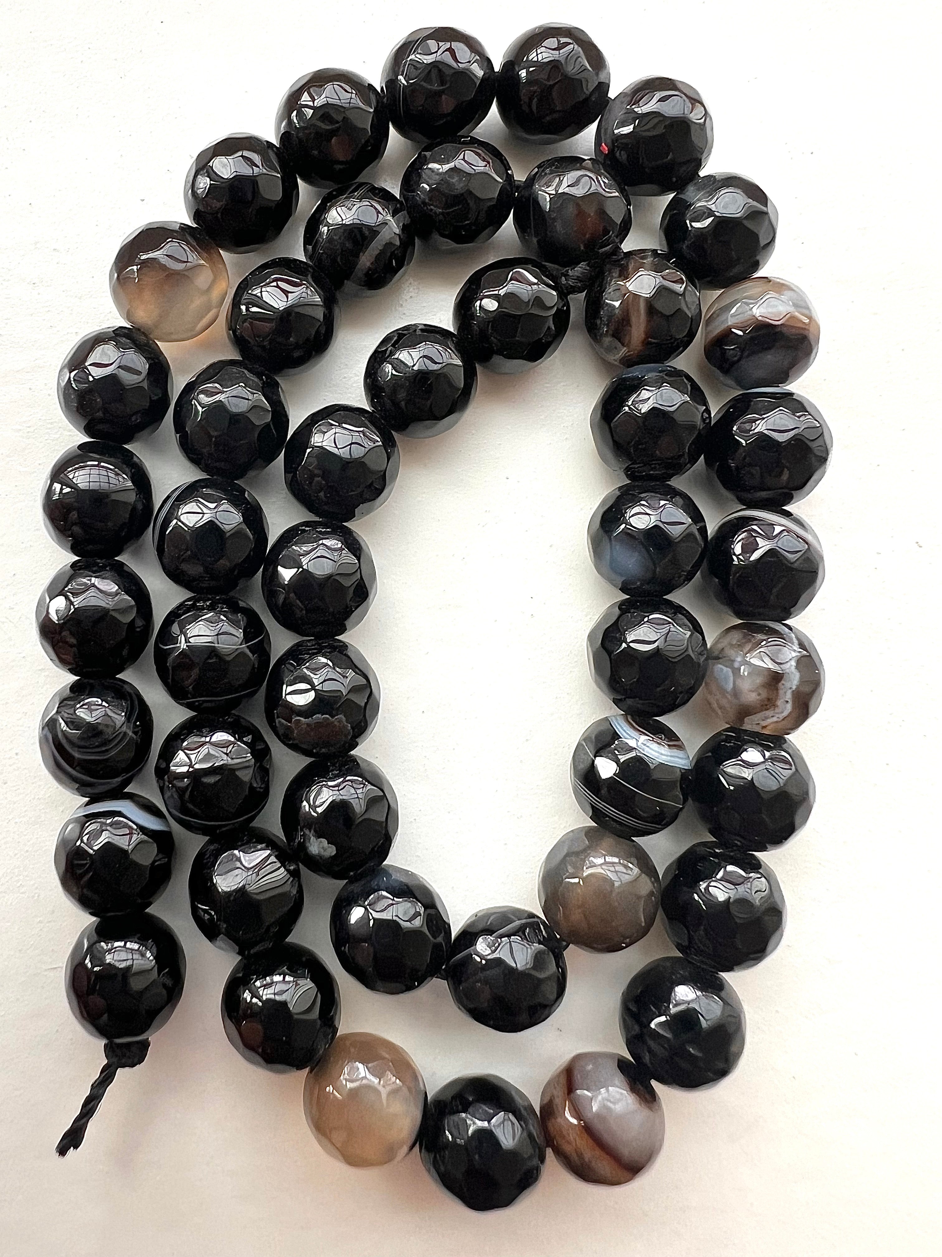 Svartbrun Agat – Kraftfulla Stenpärlor för Jordning, Skydd & Stabil Energi