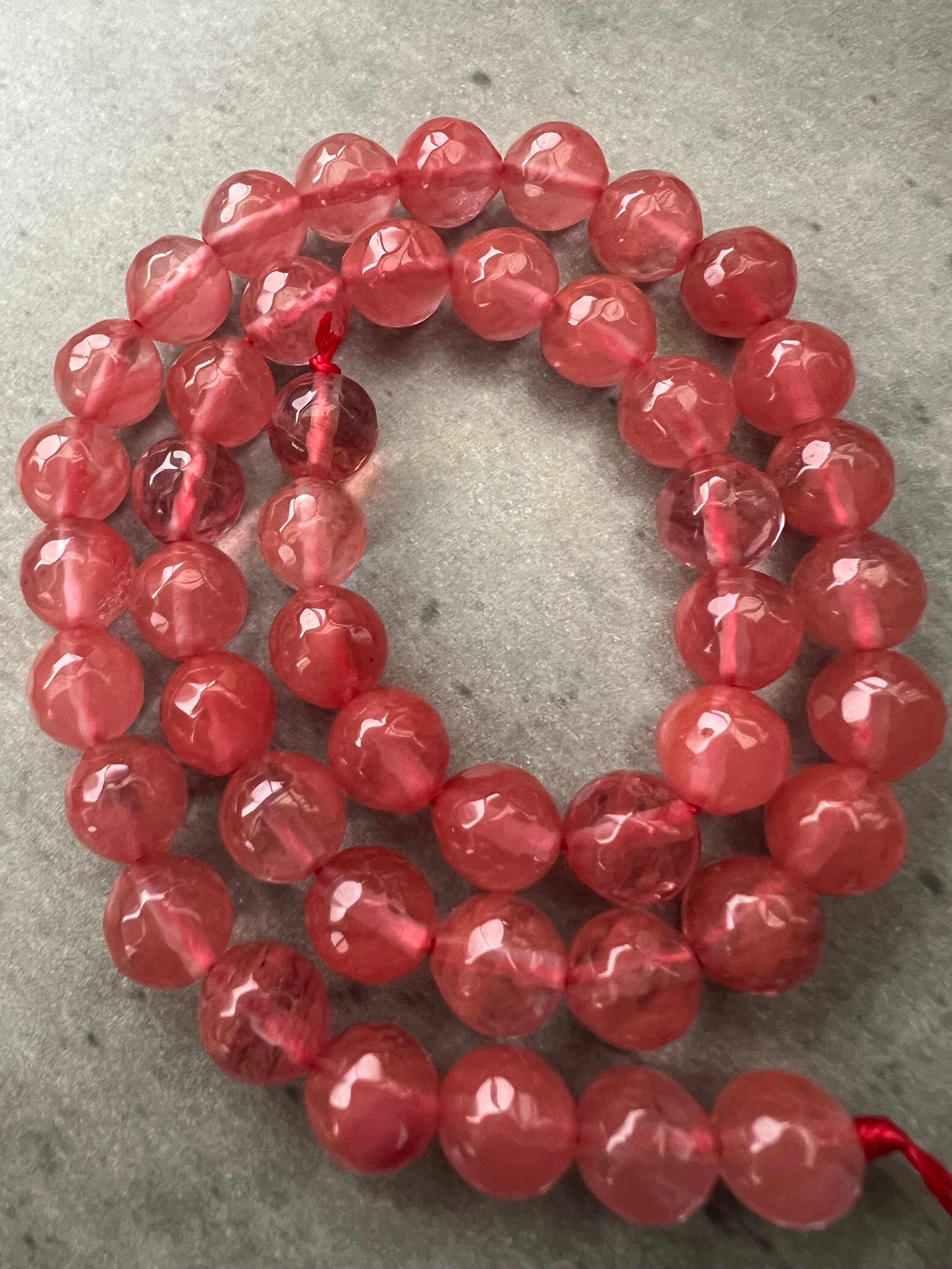 Cherrykvartspärlor – Vackra Rosa Naturstenar för Handgjorda Smycken