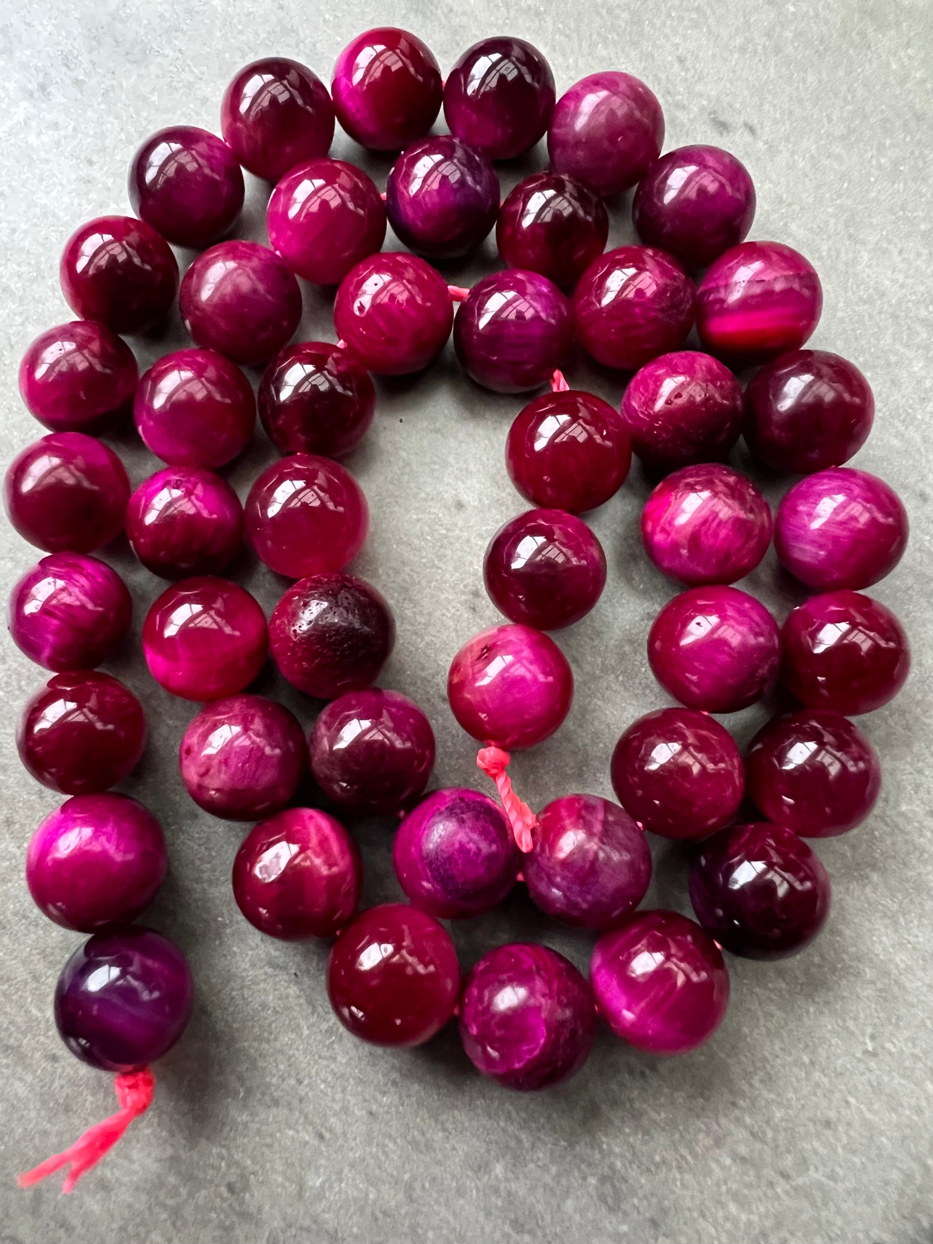 Rosa Tigeröga – Glansfulla Stenpärlor för Eleganta och Moderna Smycken