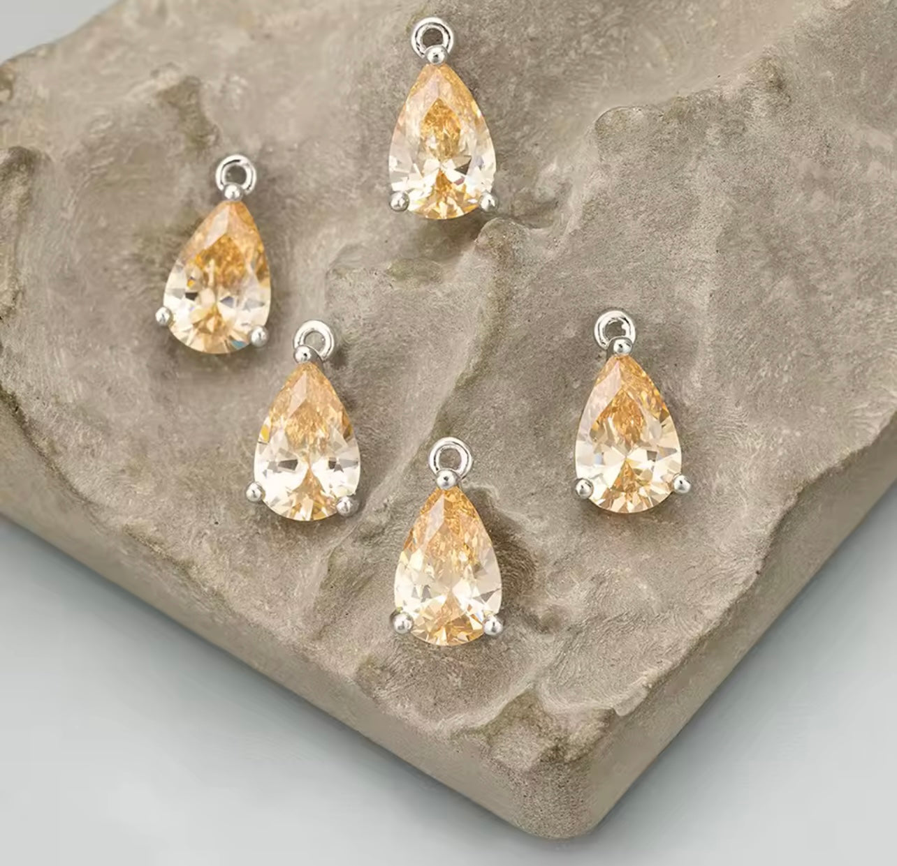 Droppformad Berlock i Sterling Silver – Klar Glans & Elegant Detalj