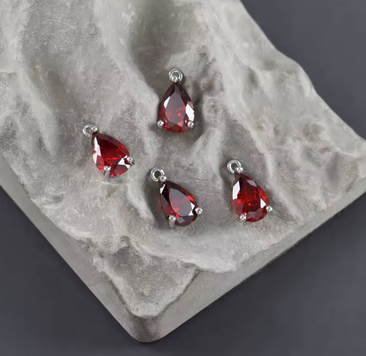 Droppformad Berlock i Sterling Silver – Elegant Form & Strålande Cubic Zirconia