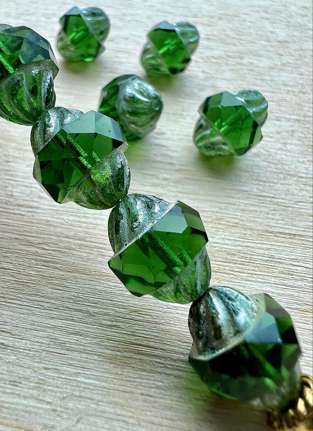 Stora Gröna Tjeckiska Glaspärlor – Kvalitetspärlor för Smycken & DIY