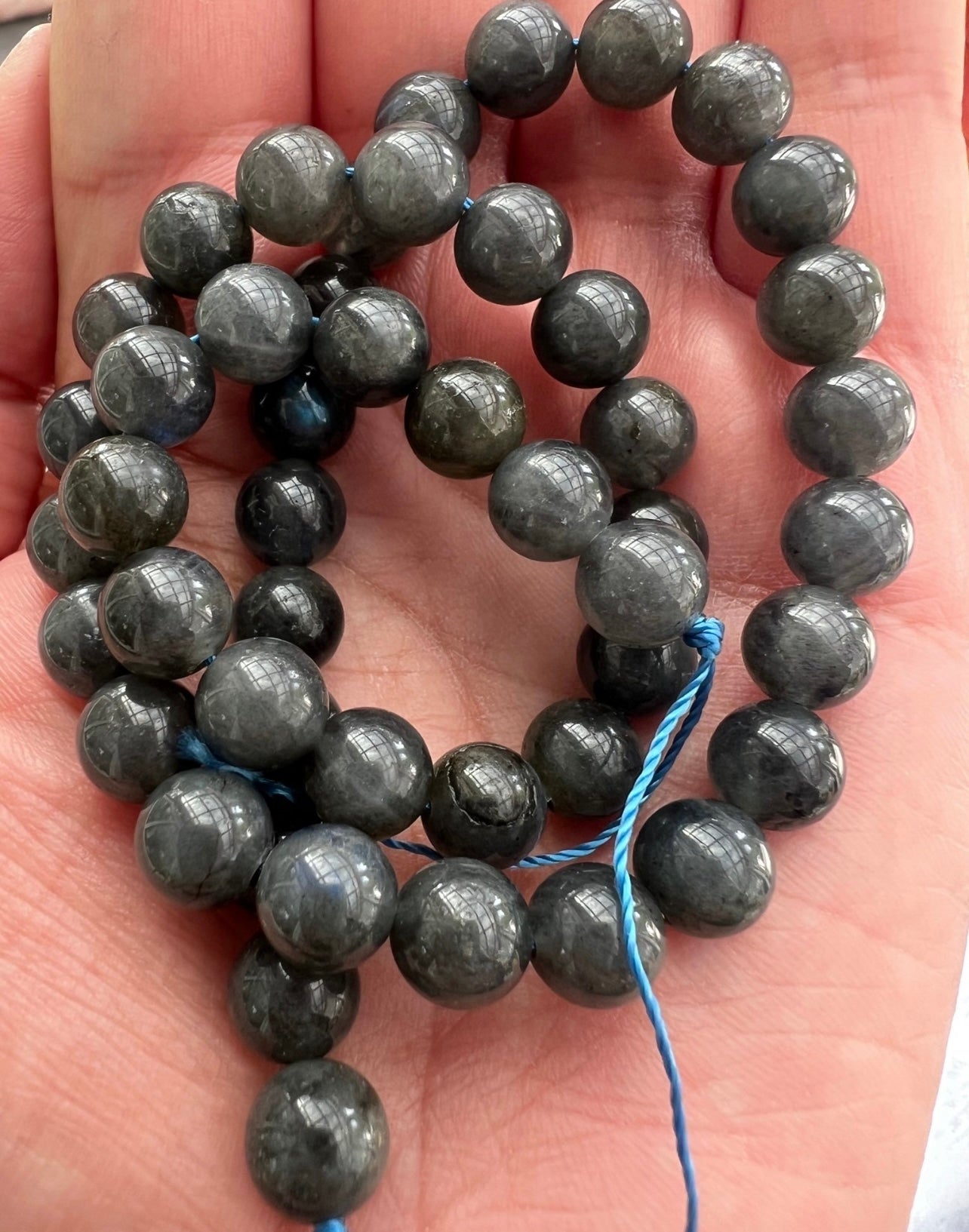 Labradoritpärlor – Mystiska Naturstenar med Skimrande Lyster för Smycken