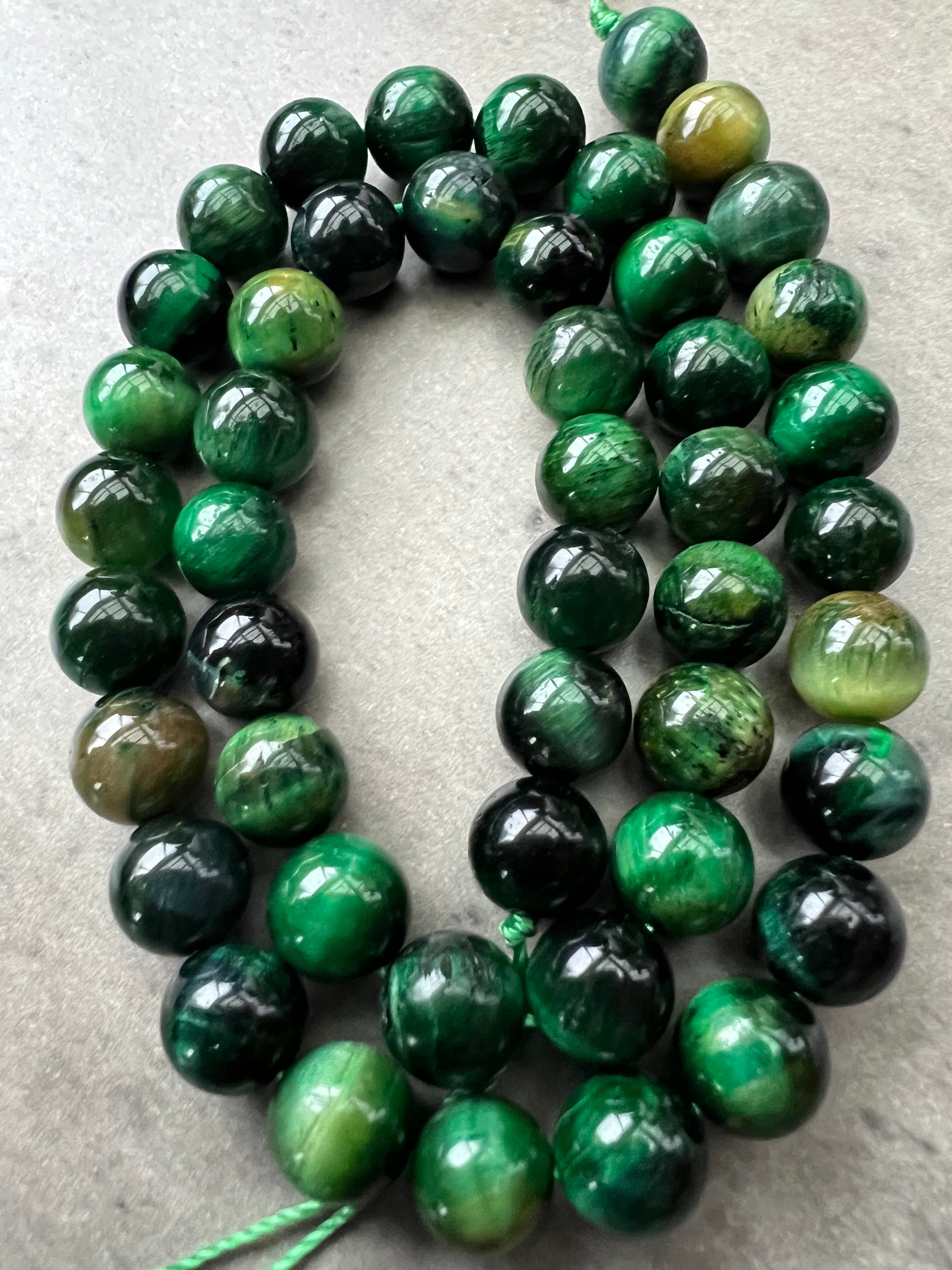 Grön Tigeröga – Skimrande Stenpärlor i Djupa Gröna Toner för Smyckestillverkning