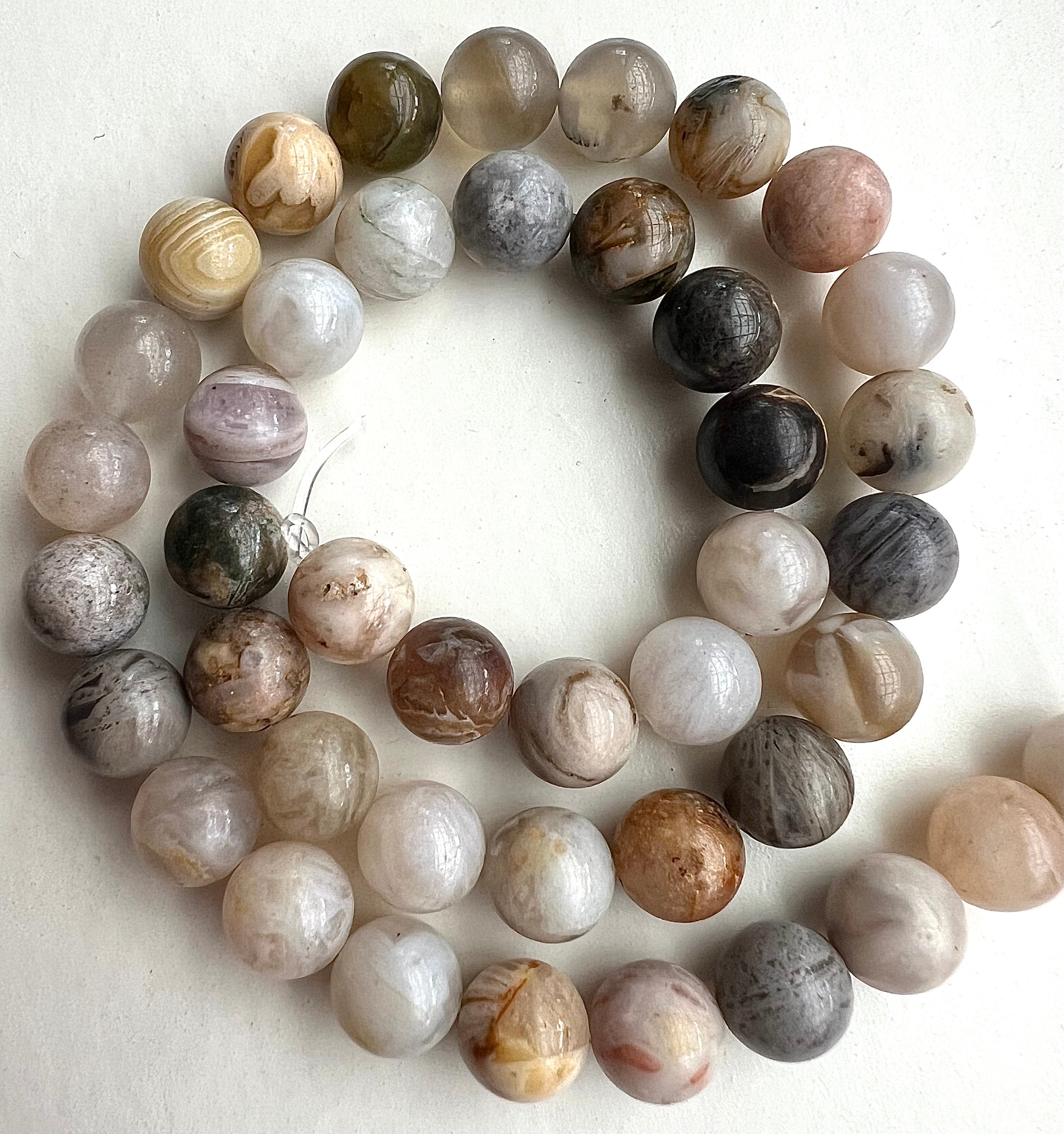Melerad Brun-Grå Agat, Pärlor – Jordande & Eleganta Smycken för Balans och Skydd