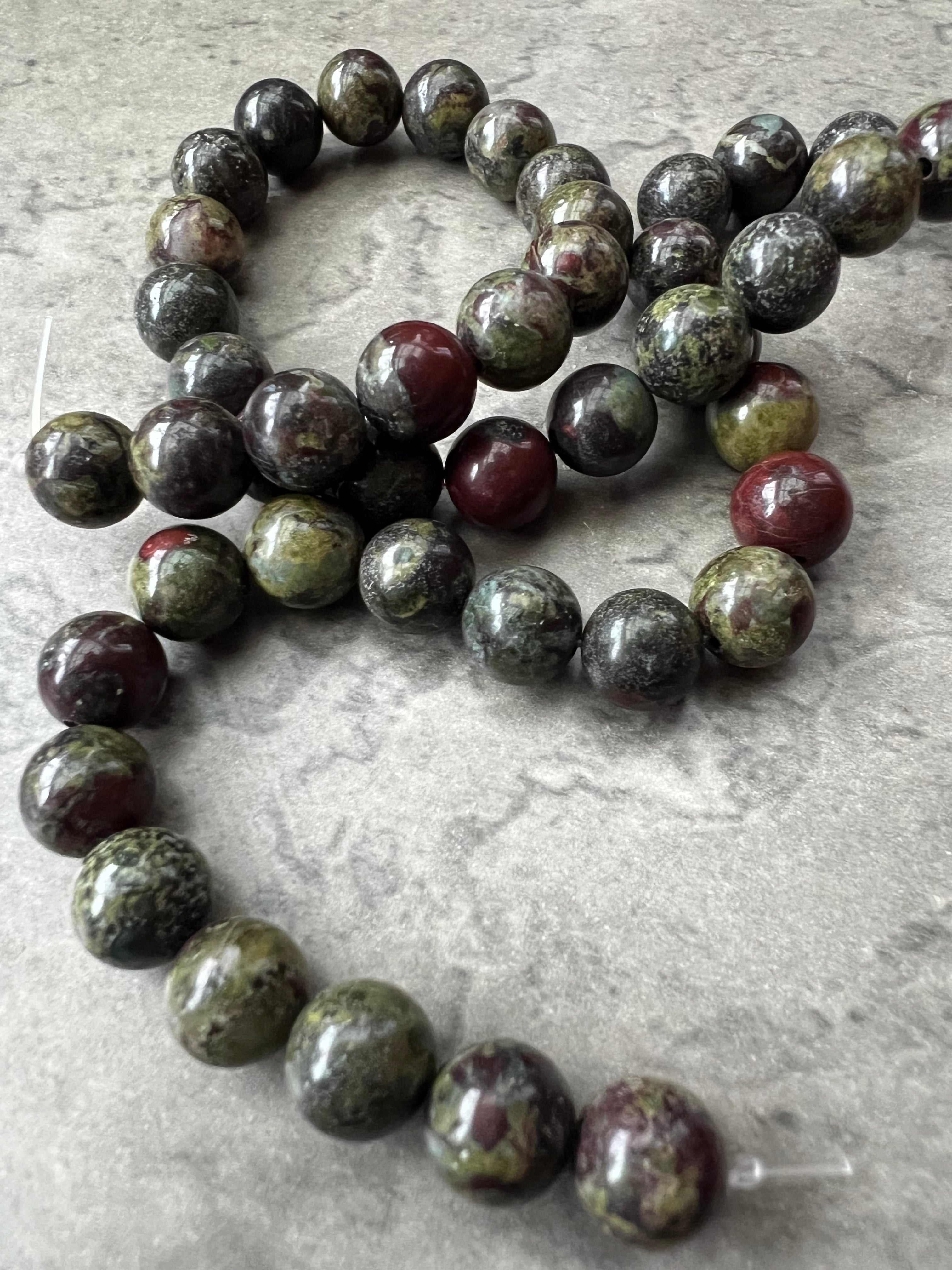 Drakblodsagat Pärlor – Röd/Svart Melerade Stenpärlor för Smyckestillverkning