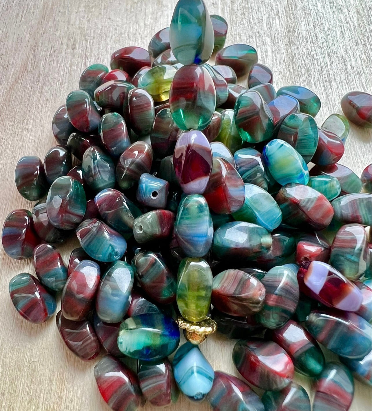 Regnbågsfärgade Tjeckiska Glaspärlor – Skimrande & Färgstarka Pärlor för Smyckestillverkning