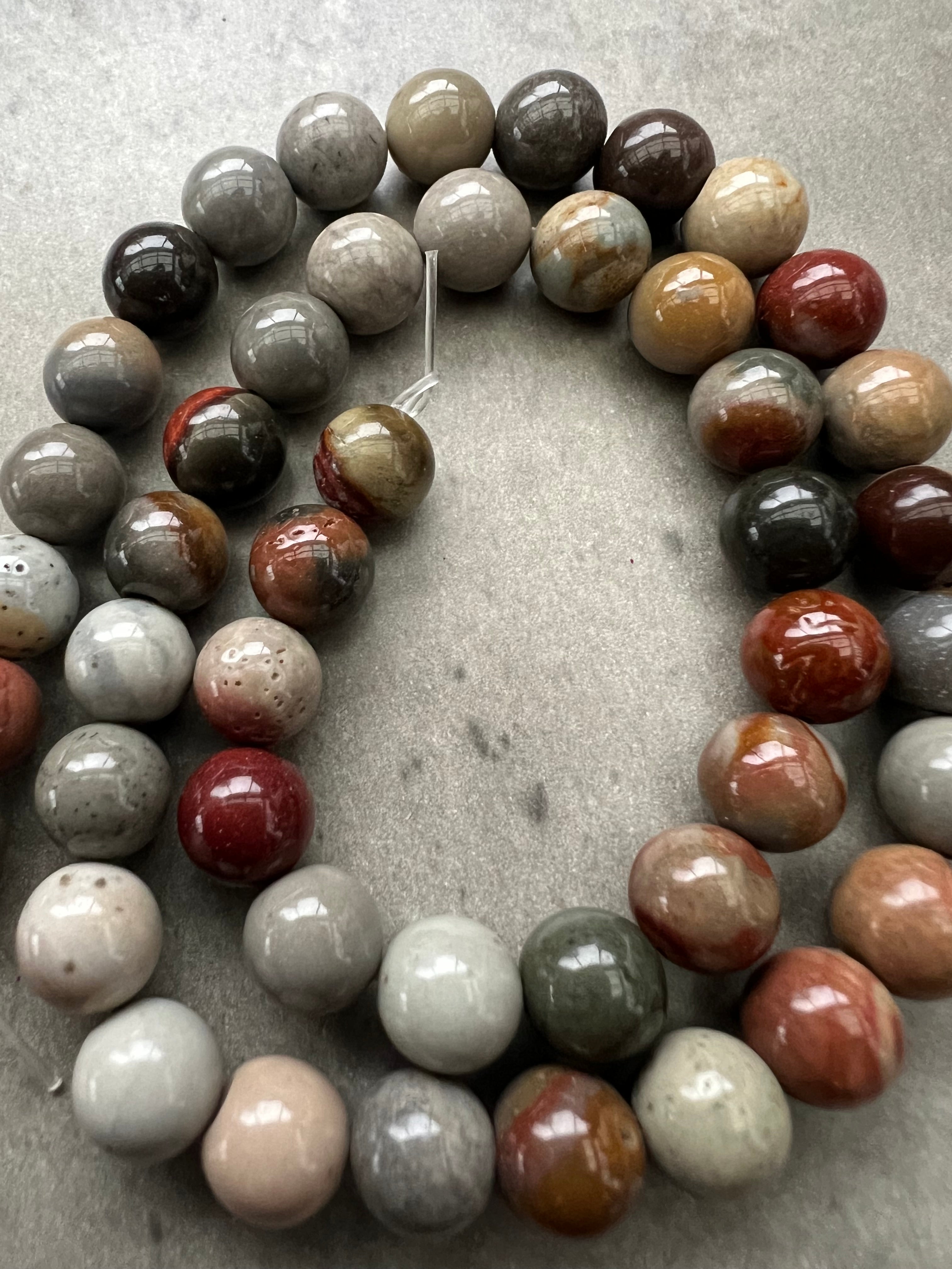 Flerfärgade Jaspispärlor – Natursten med Unika Mönster för Kreativa Smycken