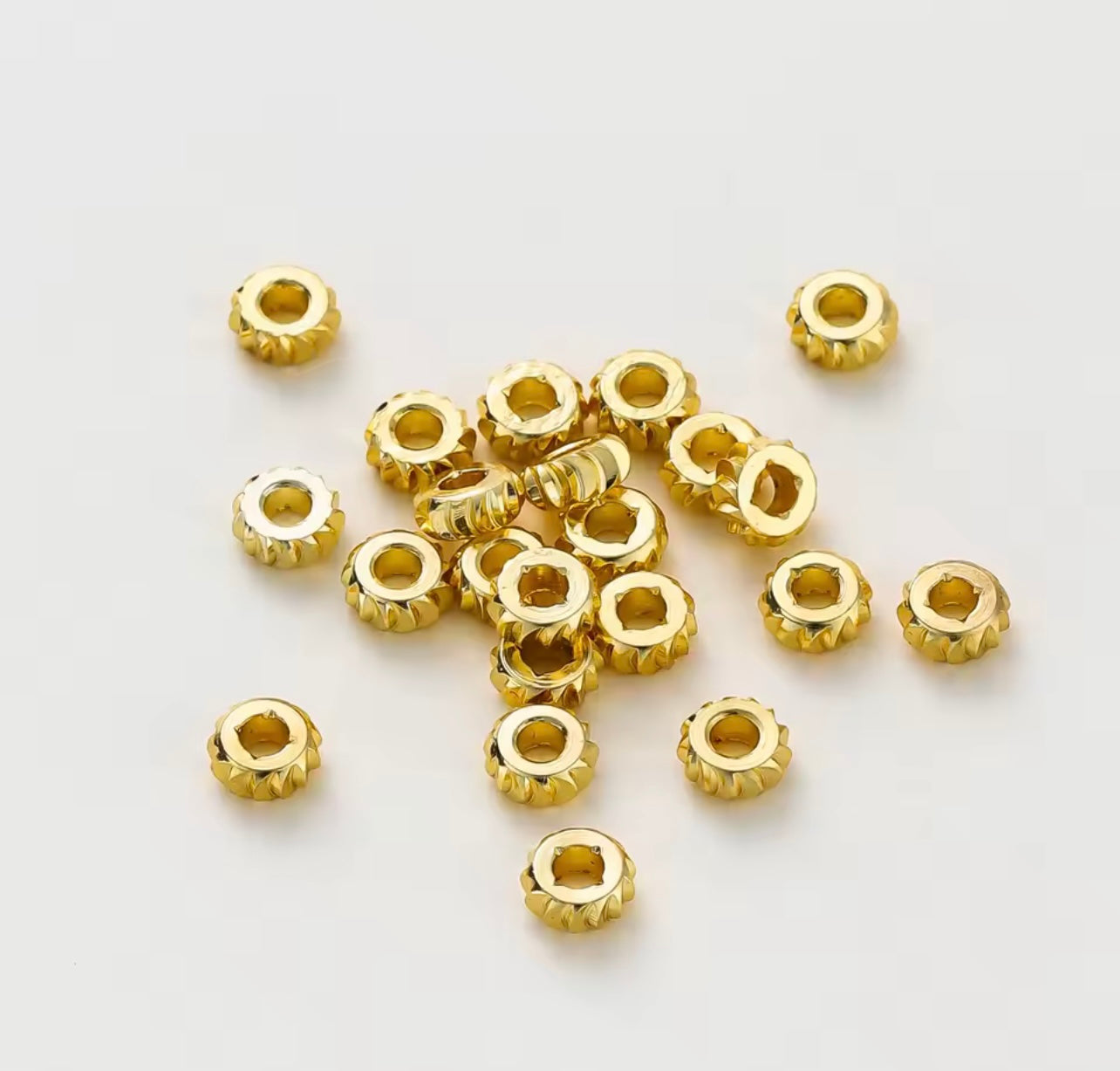 Plattrunda Räfflade Guldpärlor 2x4 mm, 50 st (Akryl) – Eleganta detaljer med lyxig struktur