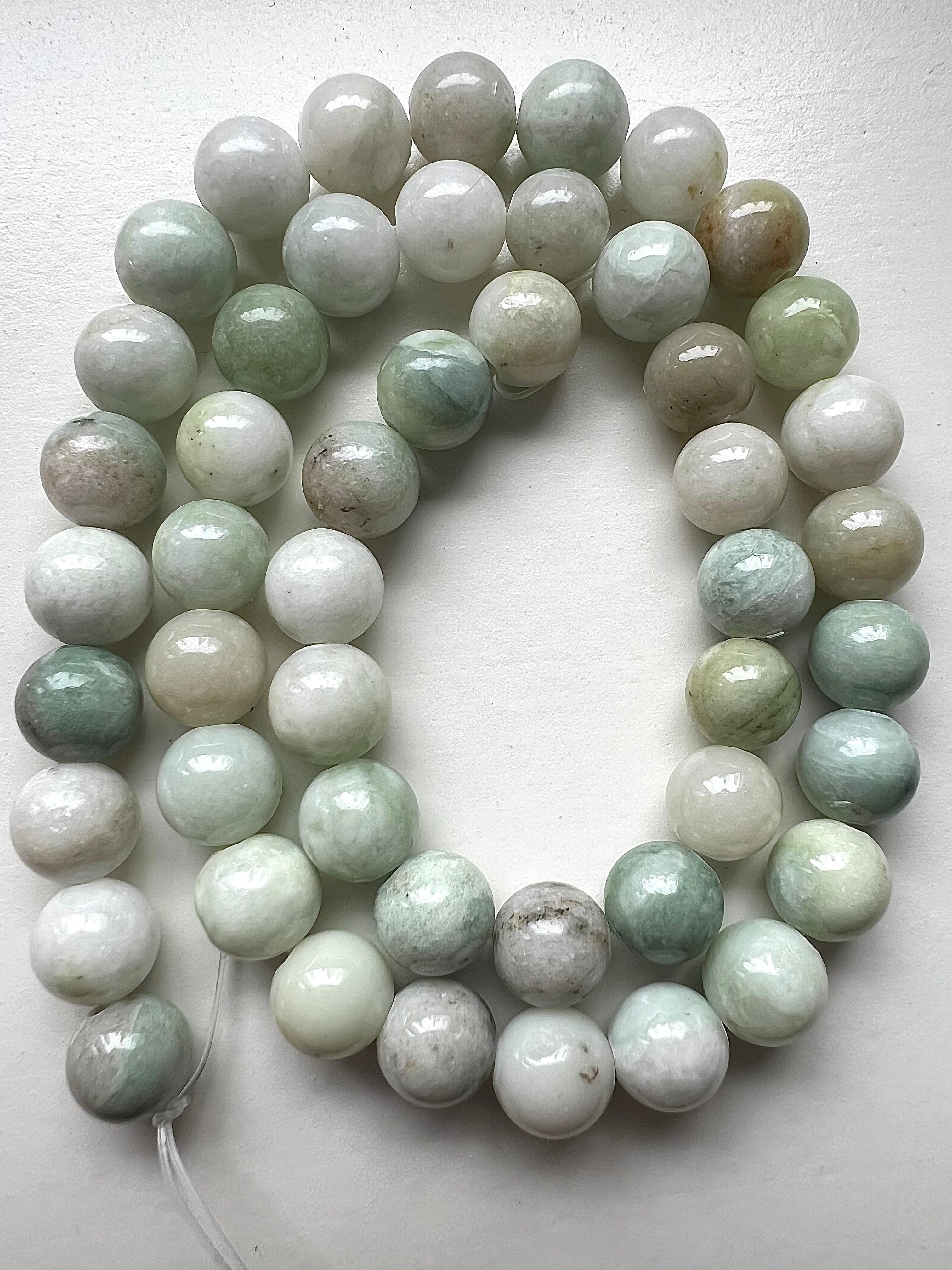 Ljusgrön Melerad Jade Pärlor – Exklusiva Stenpärlor för Smyckestillverkning