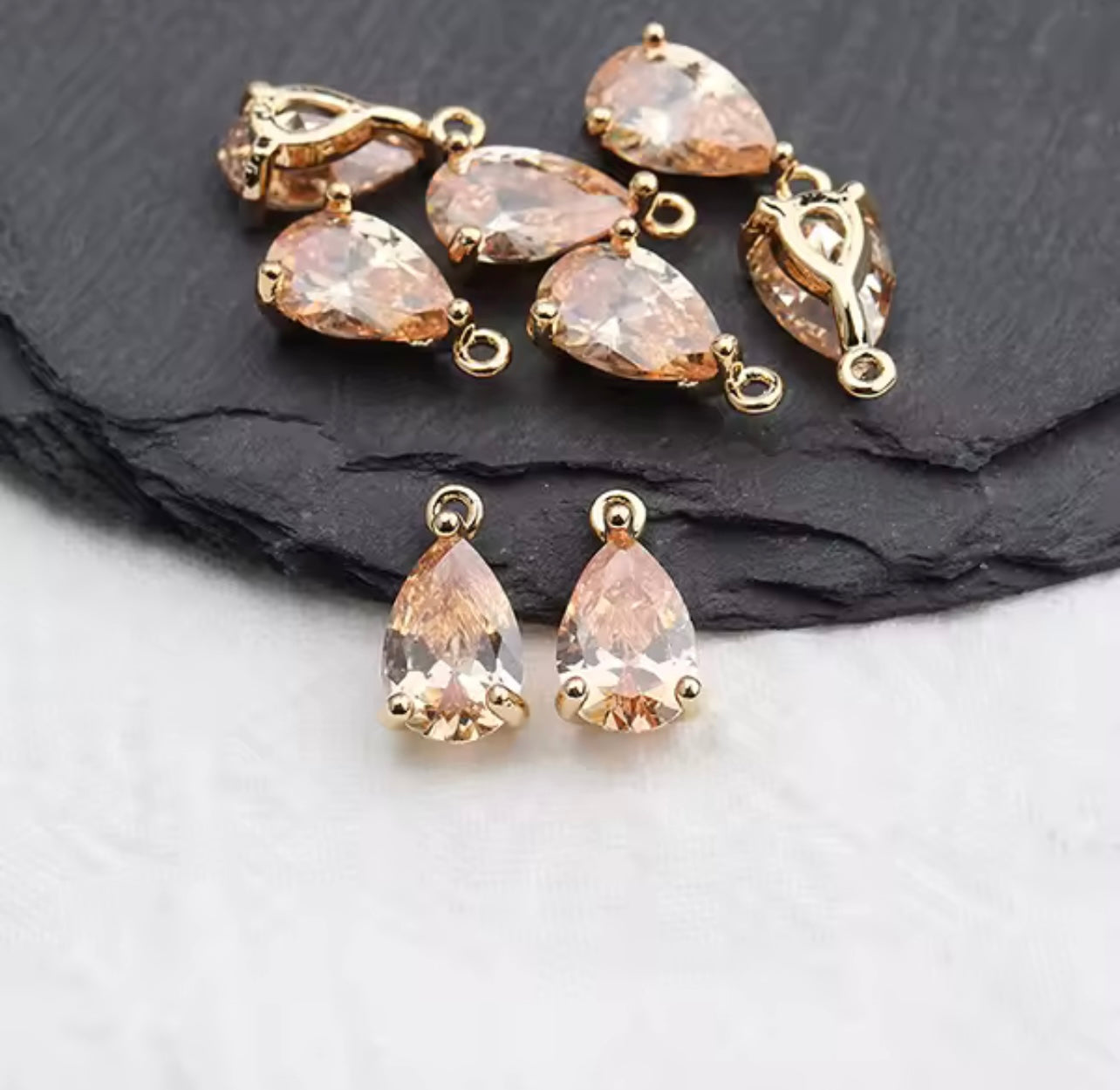 Droppformad Berlock i 18K Guld – Strålande Ljus & Lyxig Design