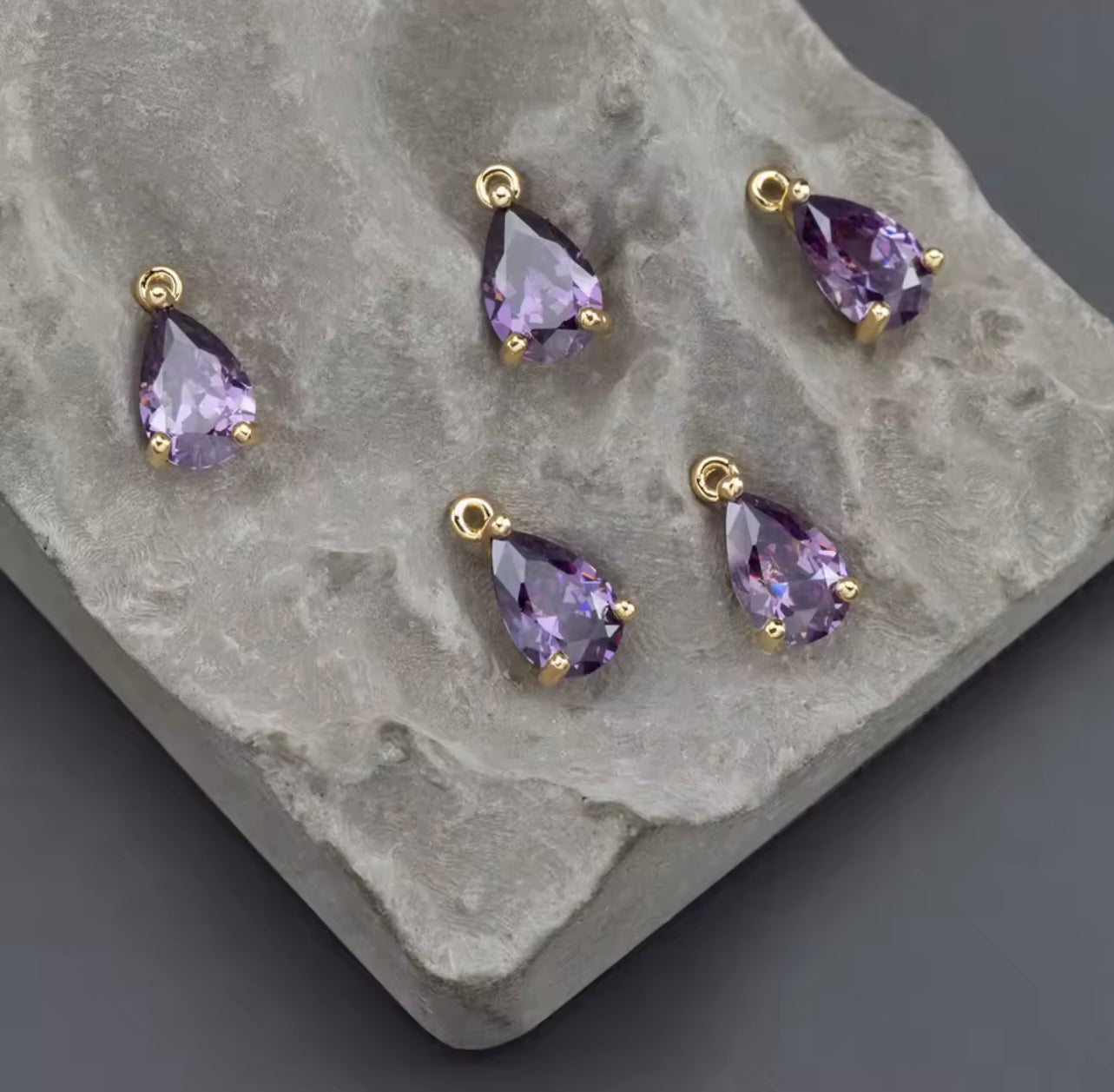 Droppformad Berlock i 18K Guld – Elegant Glans & Lyxig Finish