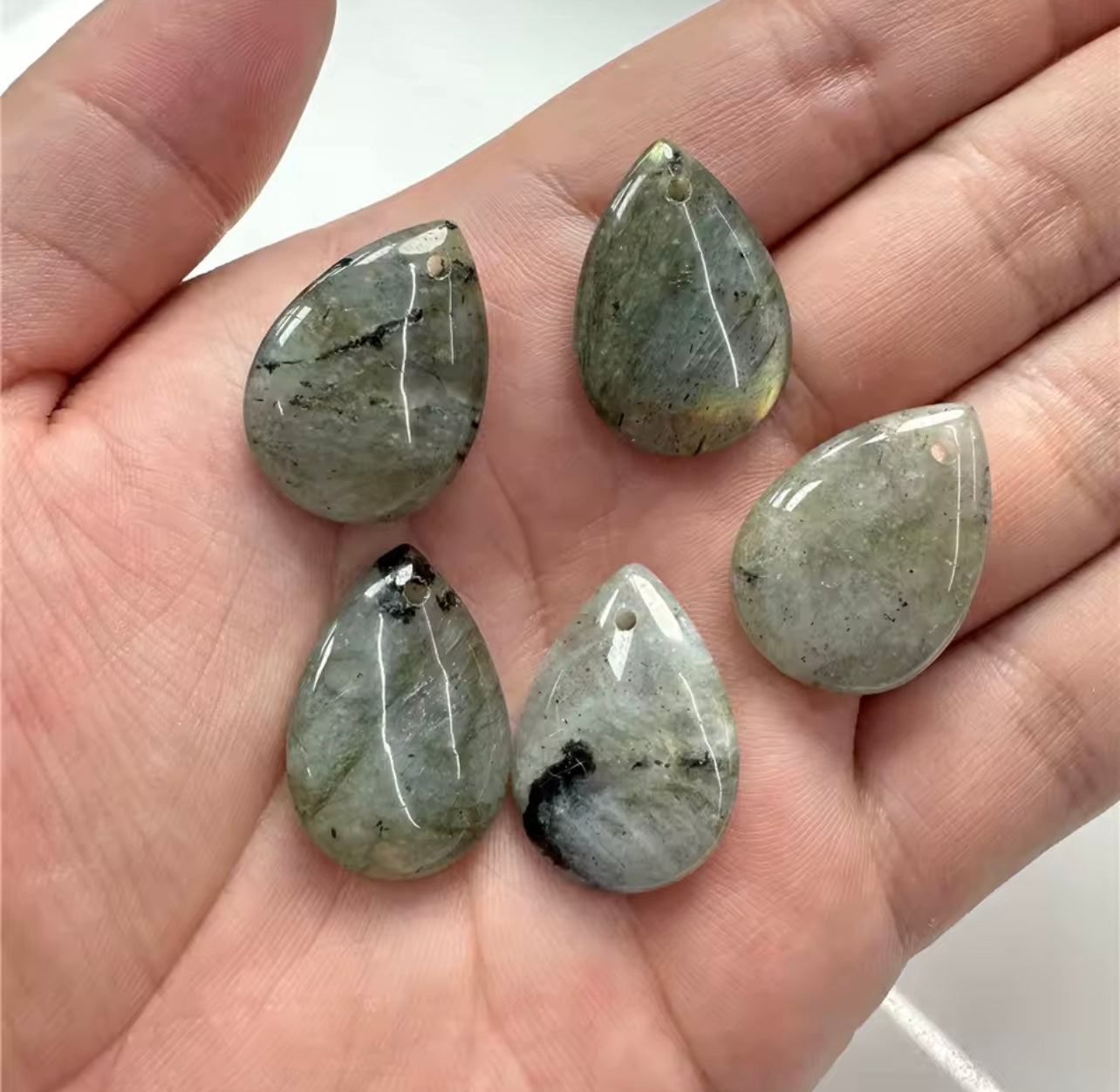 Hänge i Ljus Labradorit – Subtil Skönhet & Magiskt Färgspel