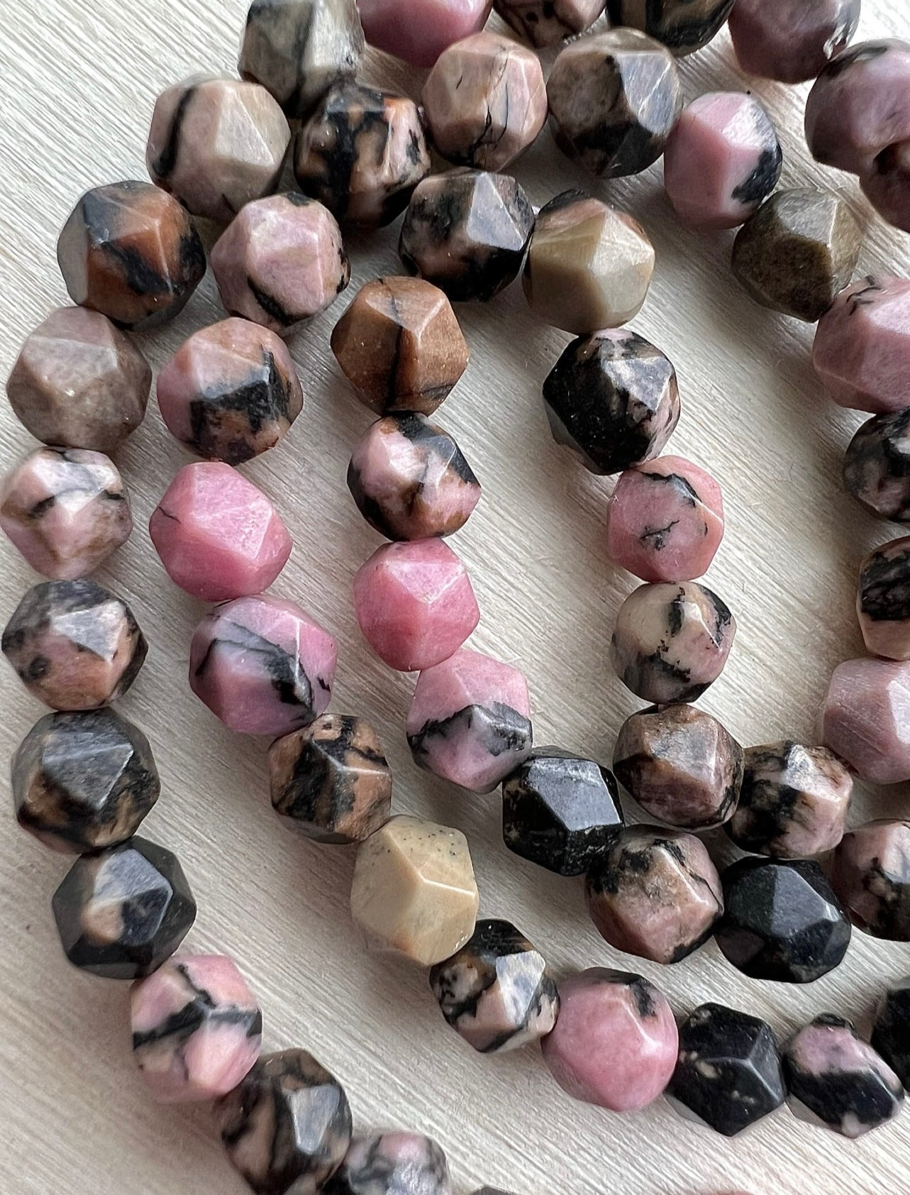 Rodonit - Rosafärgade Stenpärlor