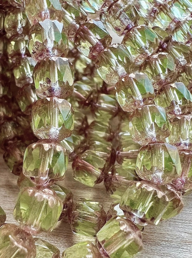 Limegröna Tjeckiska Glaspärlor – Färgstarka Smycken