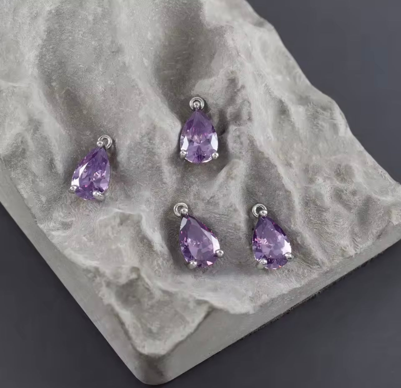 Droppformad Berlock i Sterling Silver – Lyxigt Skimmer & Stilren Design