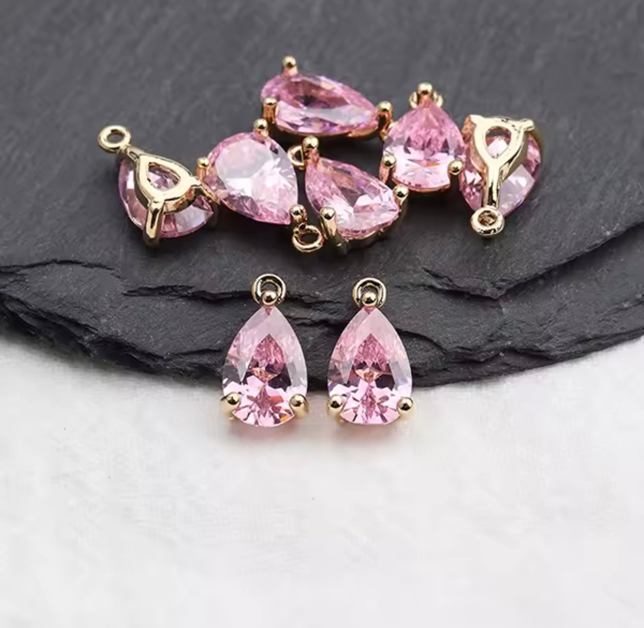 Droppformad Berlock i 18K Guld – Exklusiv Glans & Lyxig Design