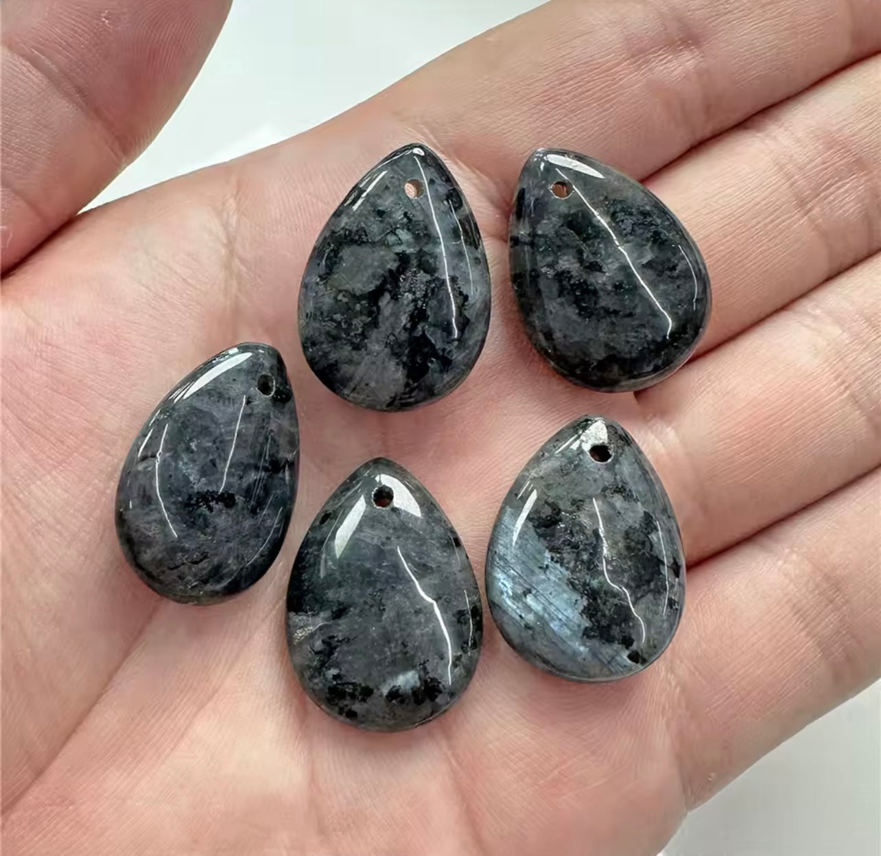 Hänge i Mörk Labradorit – Mystisk Lyster & Naturens Magi