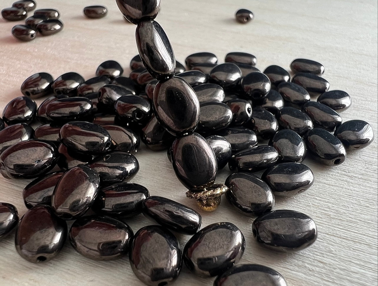 Bronsfärgade Tjeckiska Glaspärlor – Eleganta Metallskimrande Pärlor för Smyckestillverkning