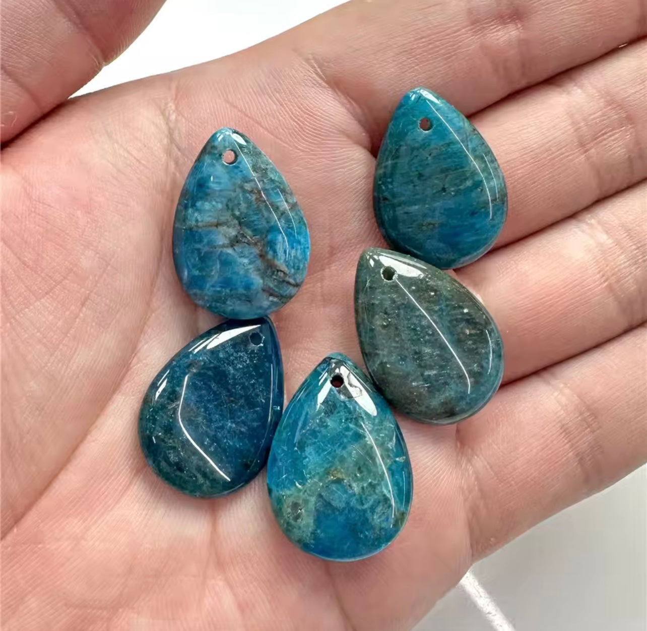 Hänge i Apatit – Fängslande Blå Nyans & Naturlig Energi